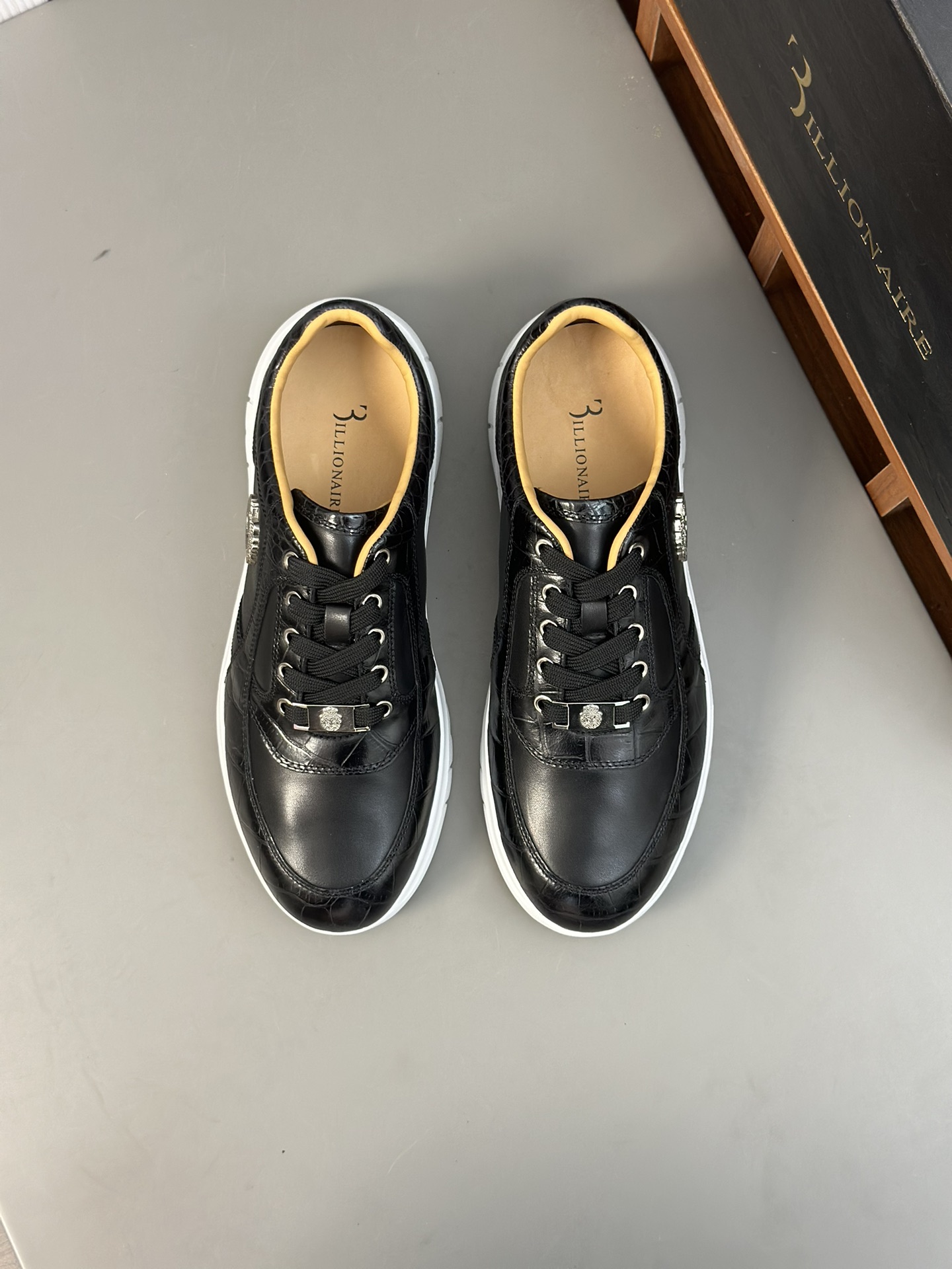 Famosa marca italiana de moda masculina de lujo Billionaire (Billionaire) hecha de piel de becerro a