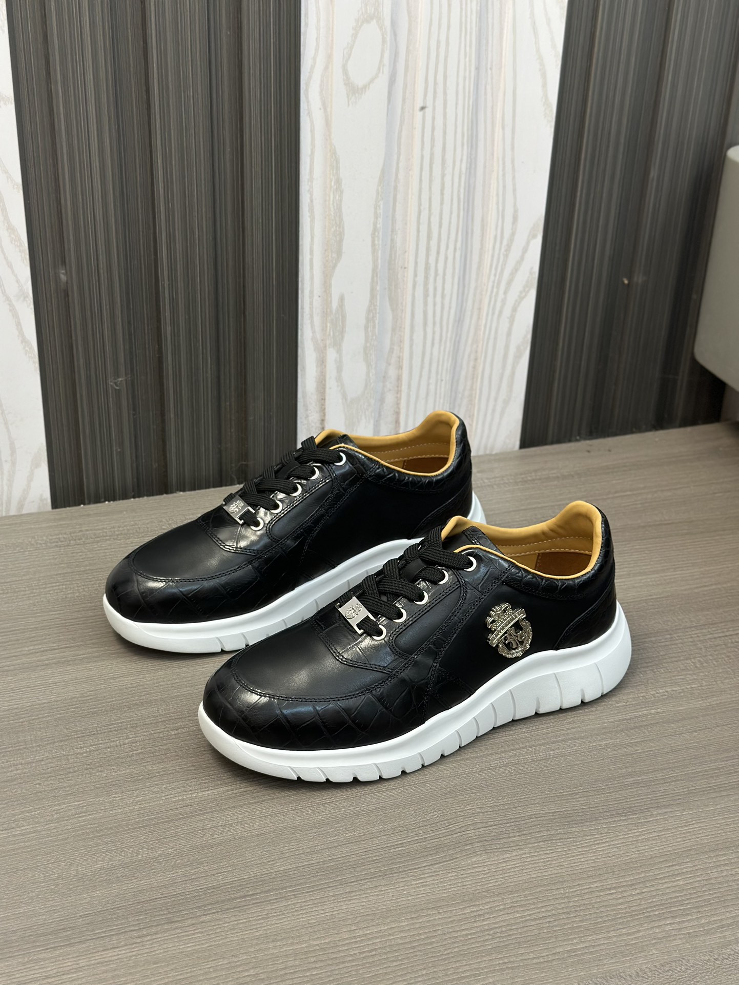 Famosa marca italiana de moda masculina de lujo Billionaire (Billionaire) hecha de piel de becerro a