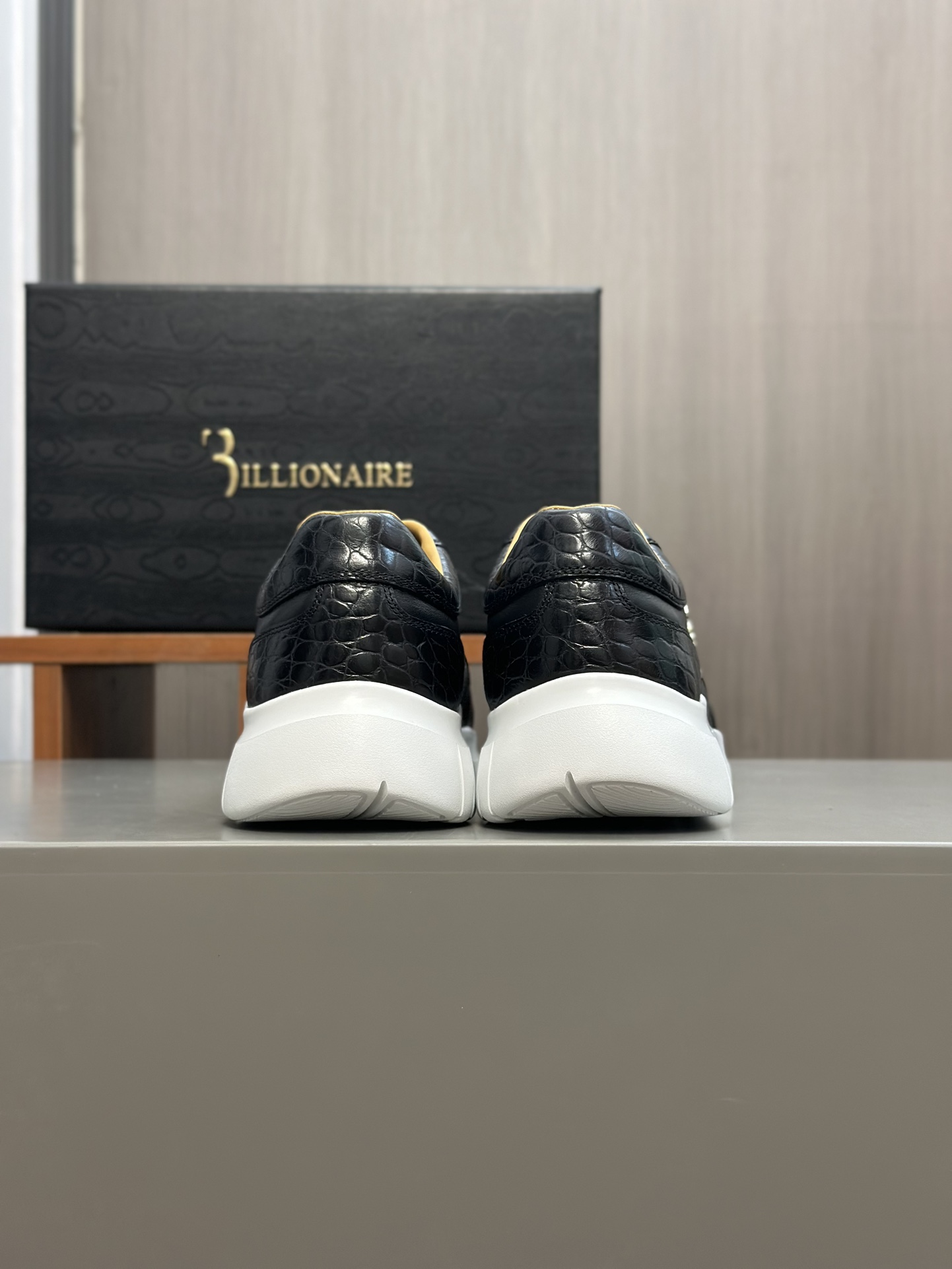 Famosa marca italiana de moda masculina de lujo Billionaire (Billionaire) hecha de piel de becerro a