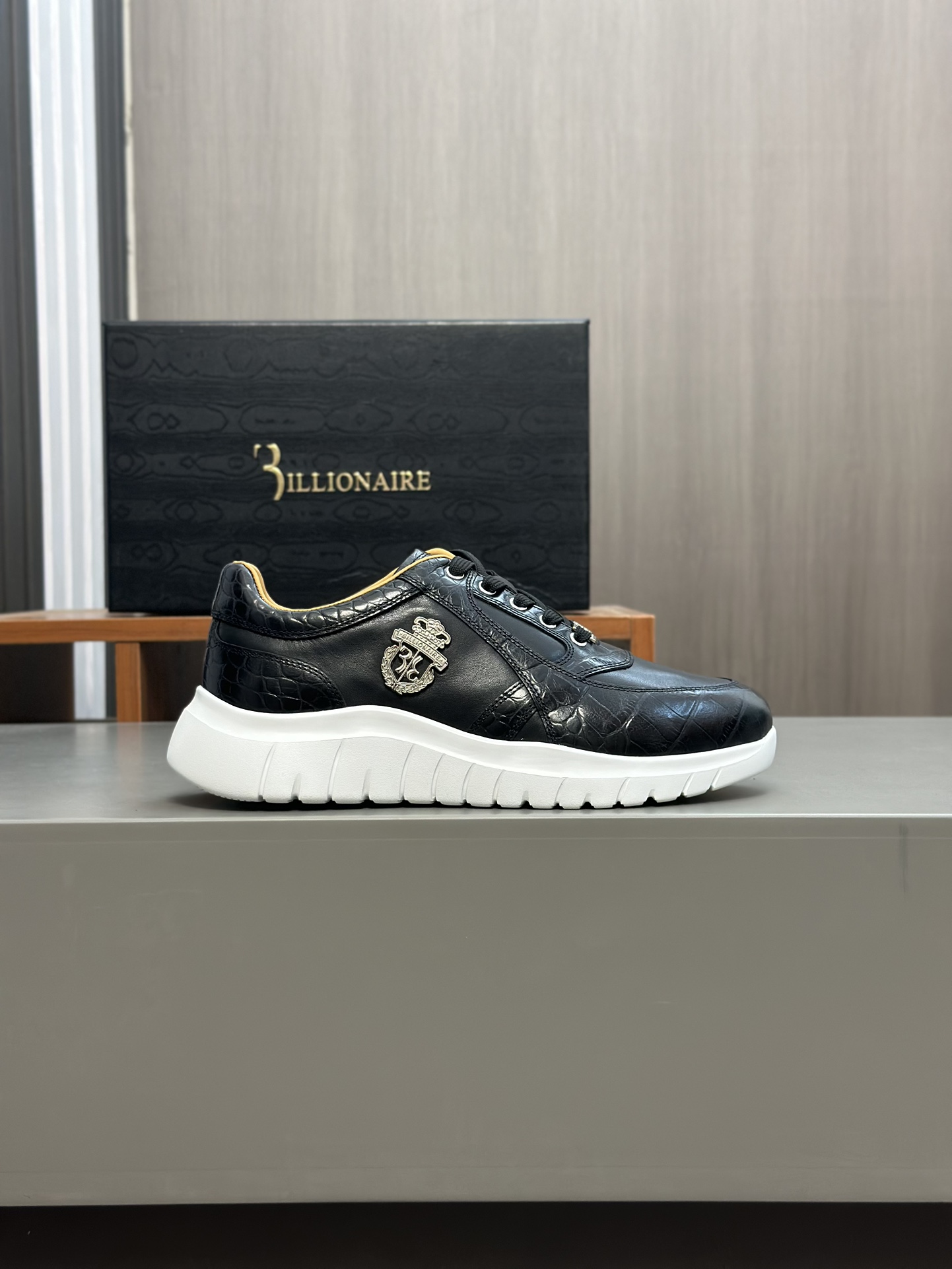 Famosa marca italiana de moda masculina de lujo Billionaire (Billionaire) hecha de piel de becerro a