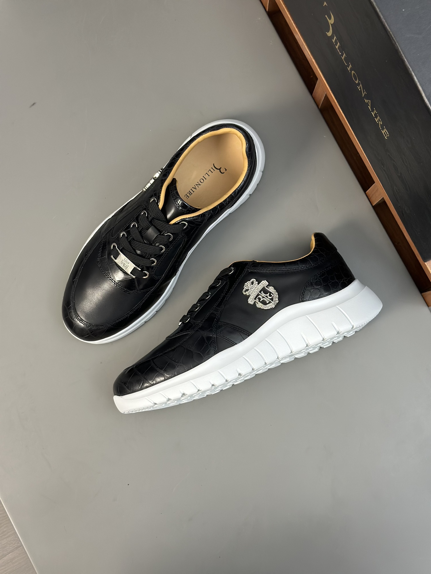 Famosa marca italiana de moda masculina de lujo Billionaire (Billionaire) hecha de piel de becerro a