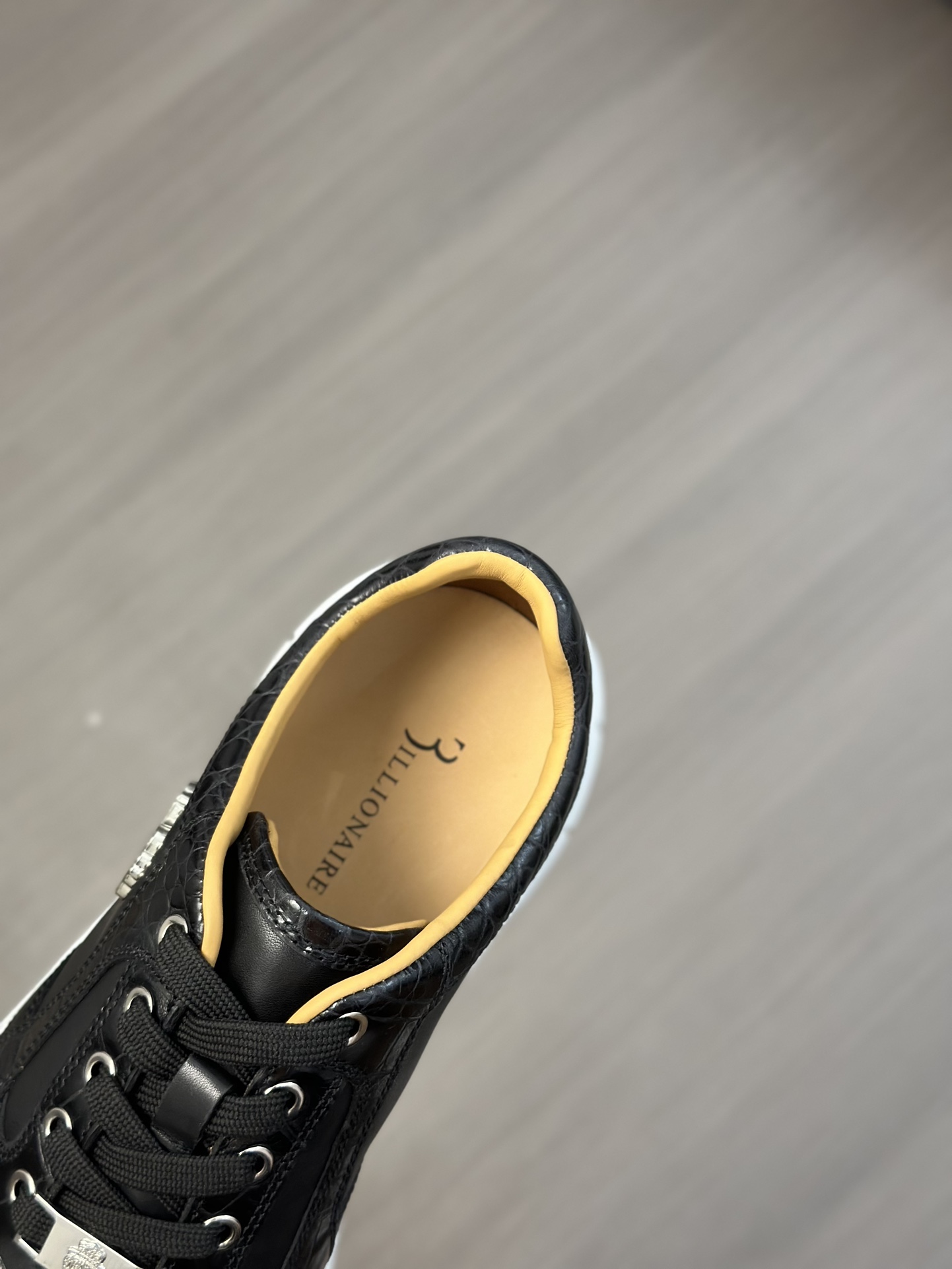 Famosa marca italiana de moda masculina de lujo Billionaire (Billionaire) hecha de piel de becerro a