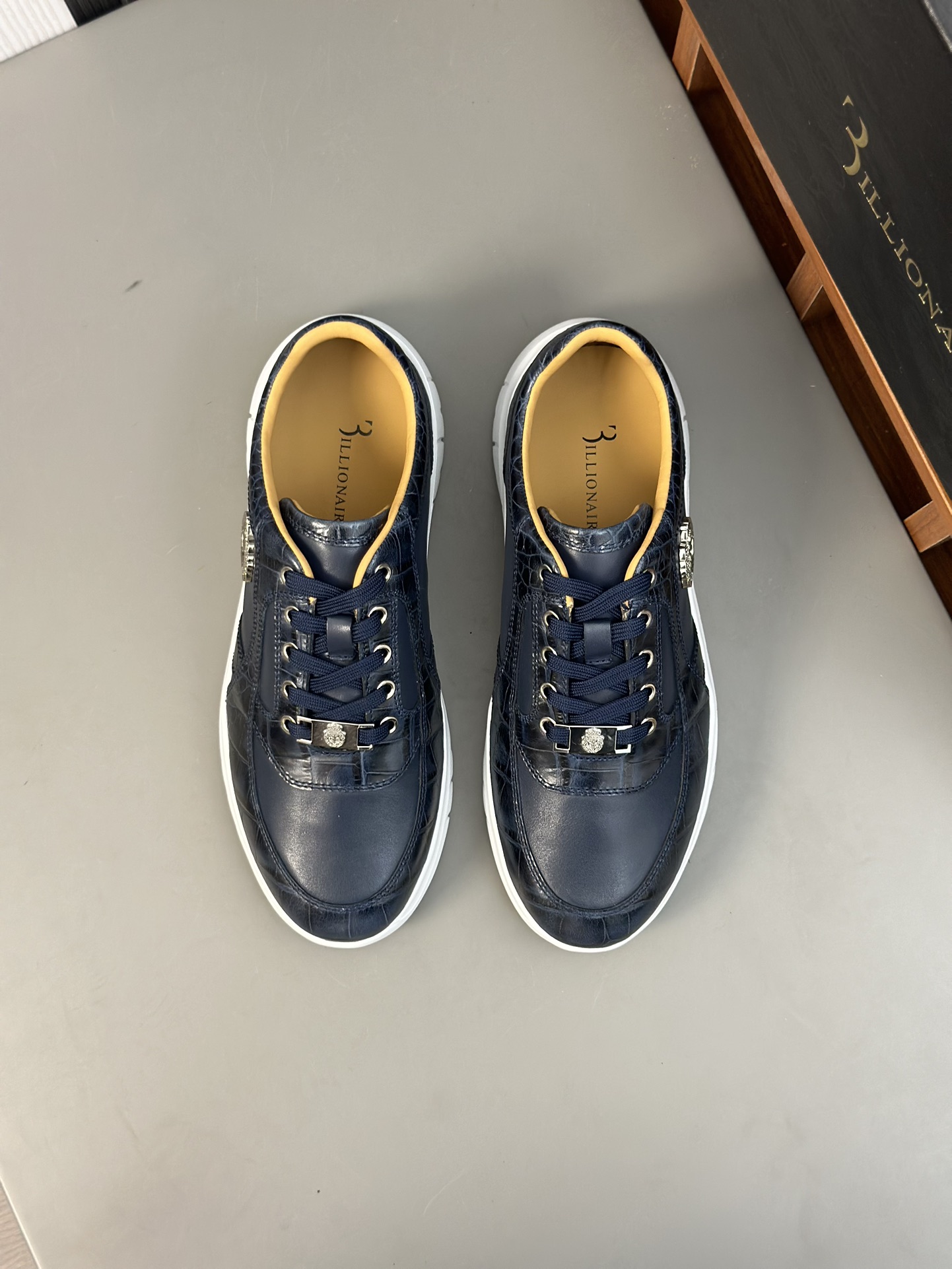 Famosa marca italiana de moda masculina de lujo Billionaire (Billionaire) hecha de piel de becerro a