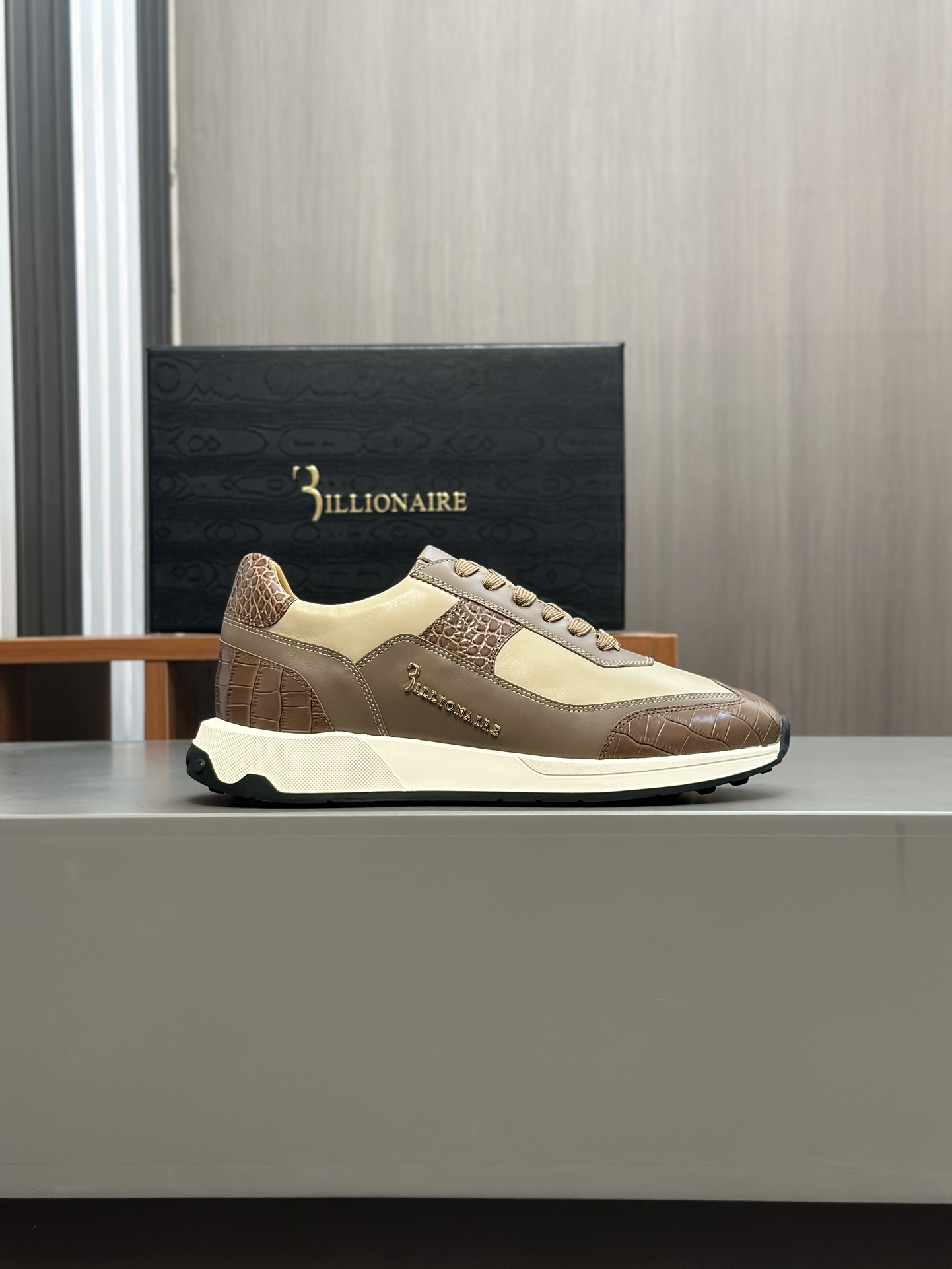 Famosa marca italiana de moda masculina de lujo Billionaire (Billionaire) hecha de piel de becerro a