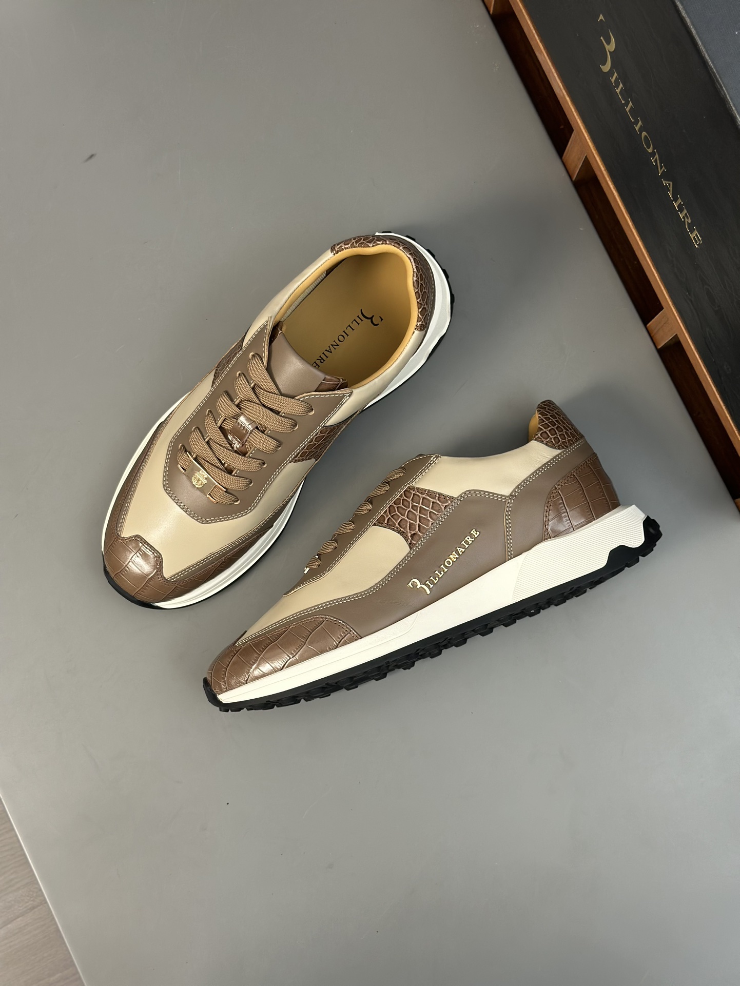 Famosa marca italiana de moda masculina de lujo Billionaire (Billionaire) hecha de piel de becerro a