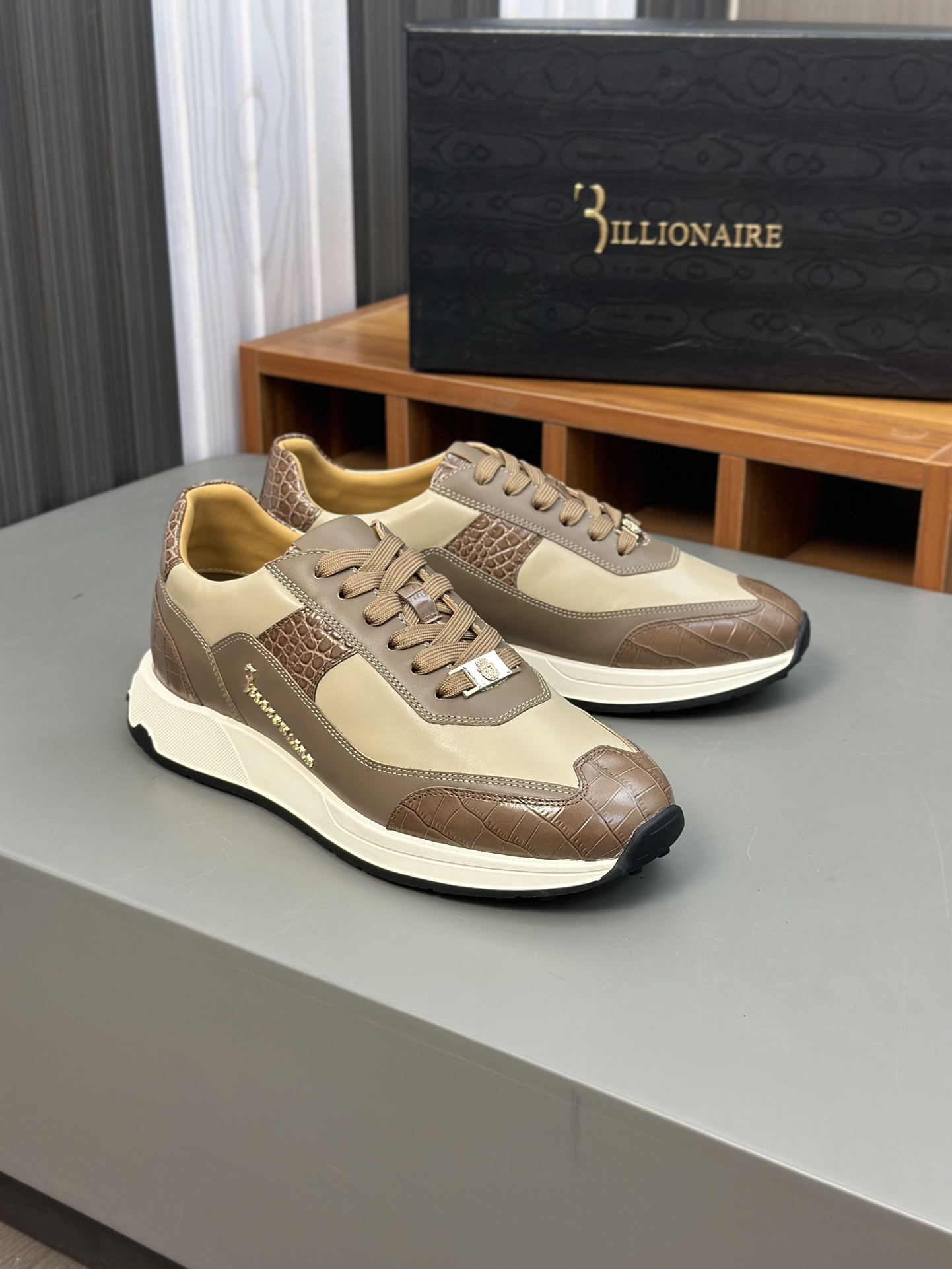 Famosa marca italiana de moda masculina de lujo Billionaire (Billionaire) hecha de piel de becerro a
