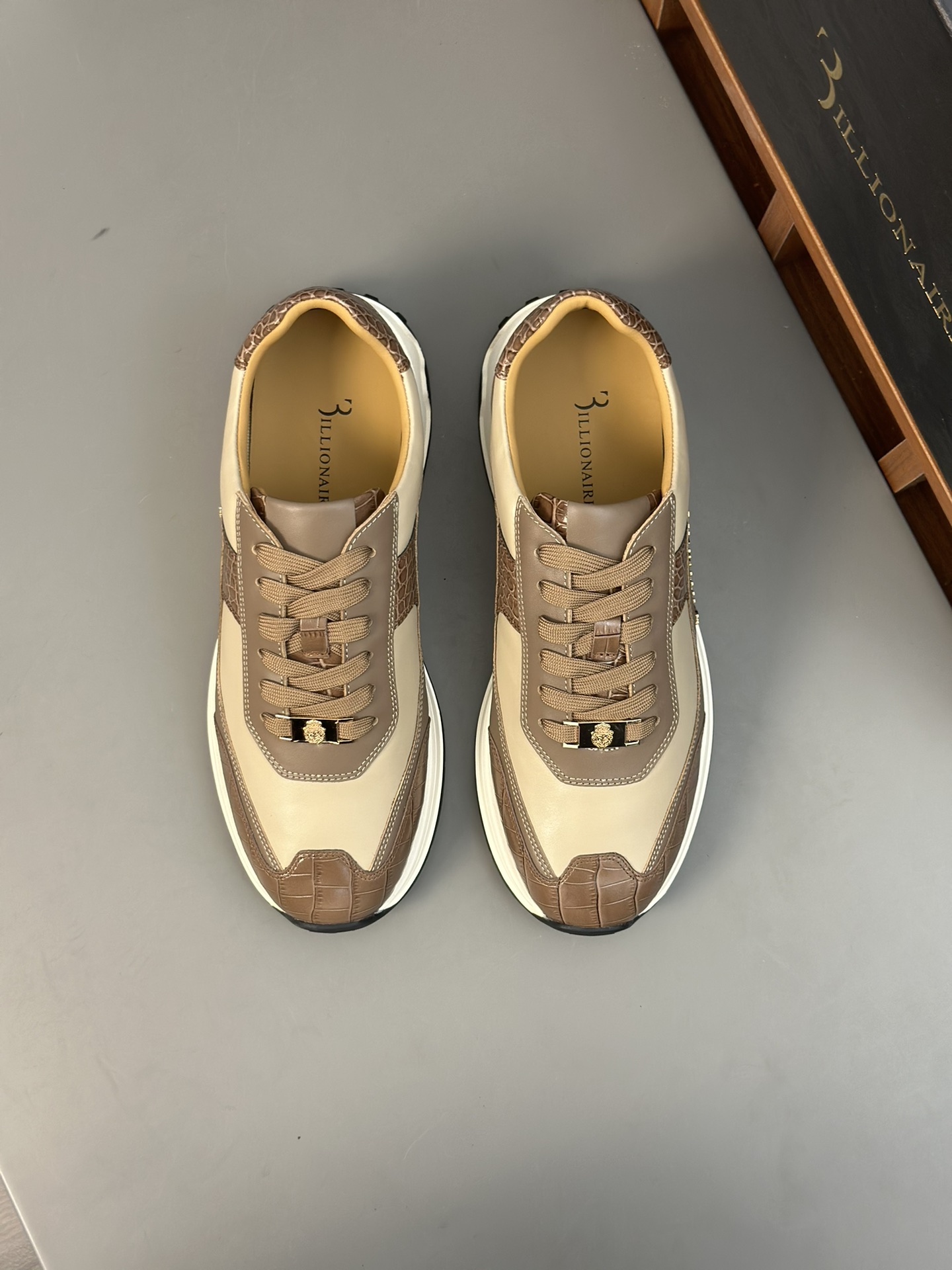 Famosa marca italiana de moda masculina de lujo Billionaire (Billionaire) hecha de piel de becerro a