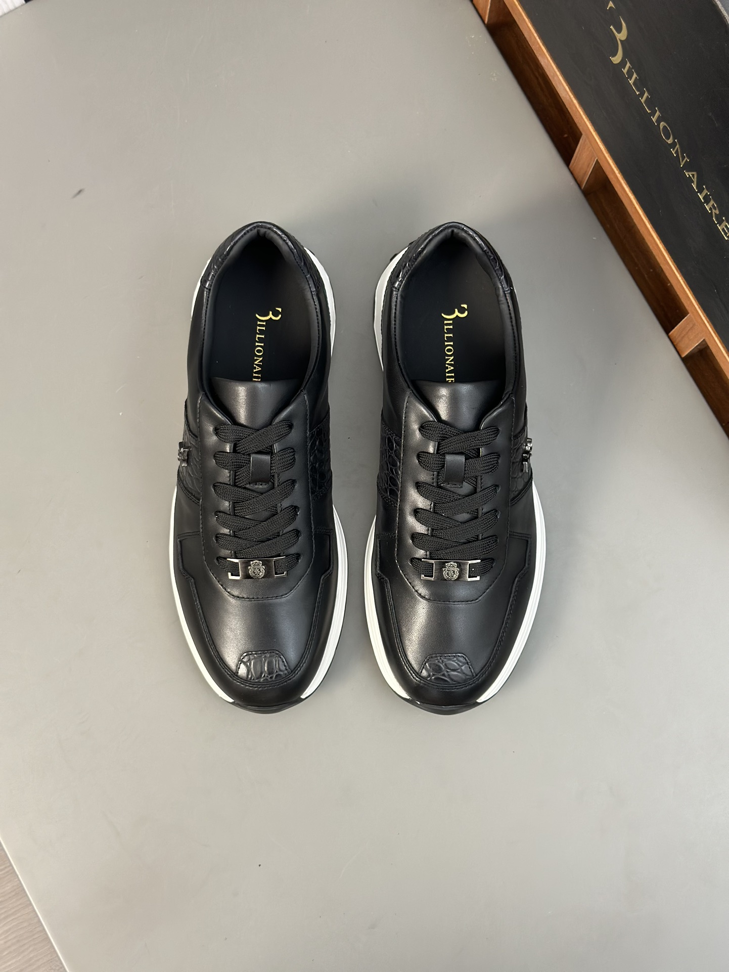 Famosa marca italiana de moda masculina de lujo Billionaire (Billionaire) hecha de piel de becerro a