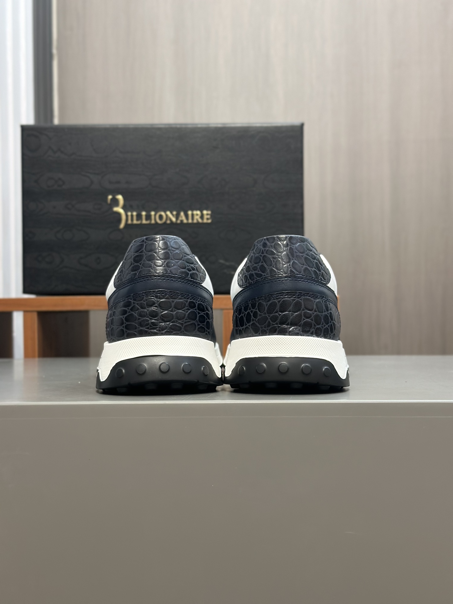 Famosa marca italiana de moda masculina de lujo Billionaire (Billionaire) hecha de piel de becerro a