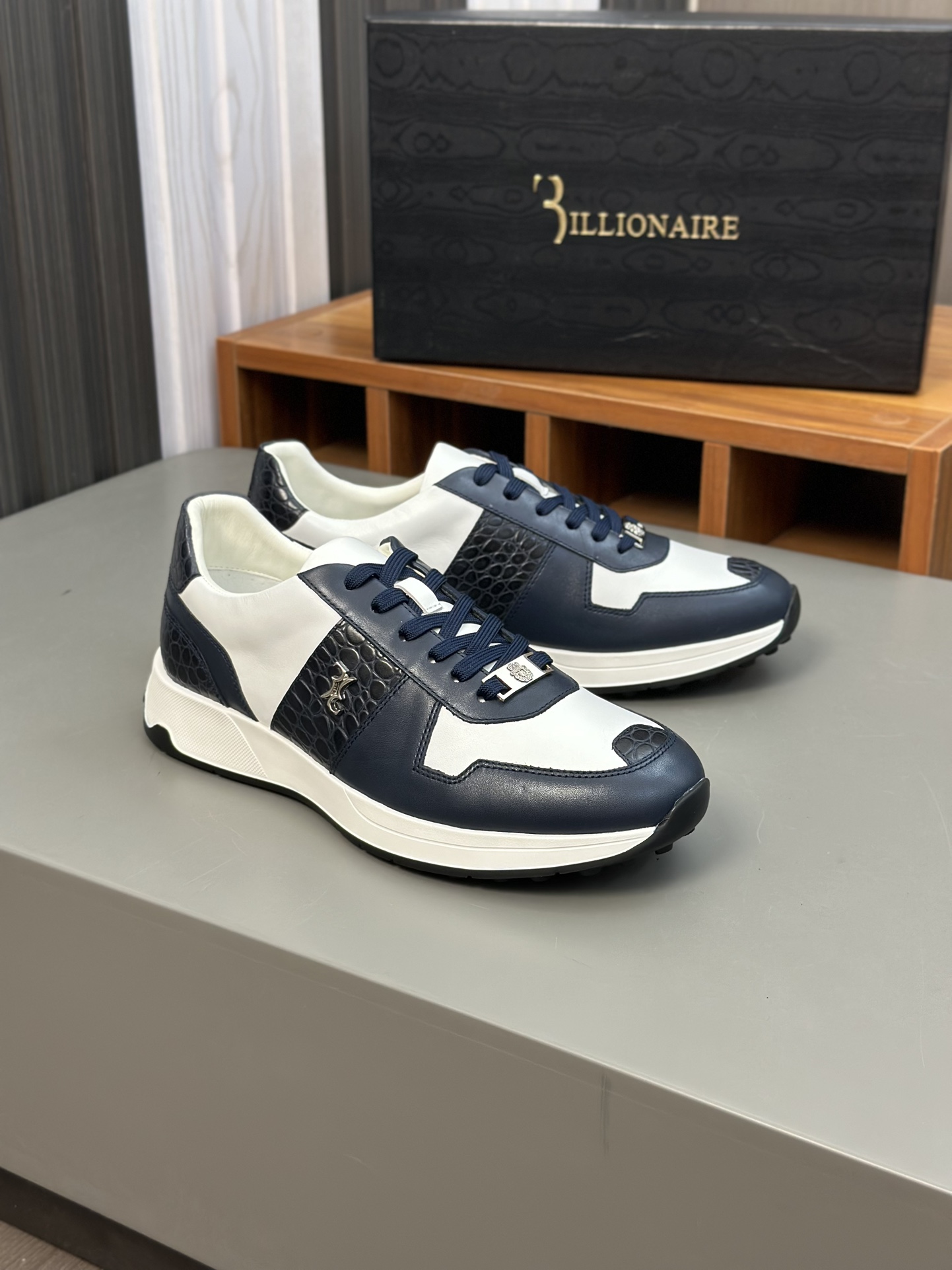 Famosa marca italiana de moda masculina de lujo Billionaire (Billionaire) hecha de piel de becerro a