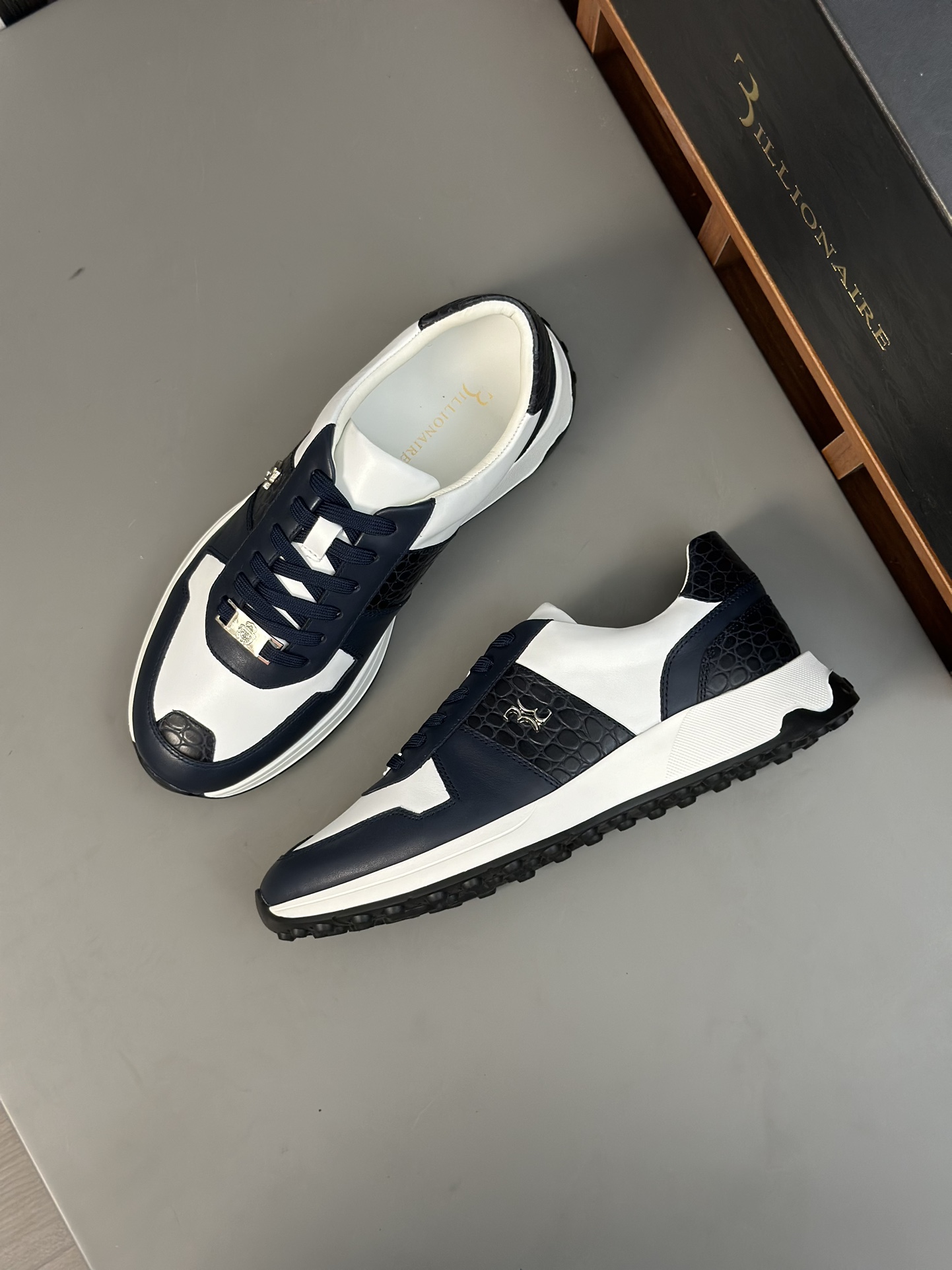 Famosa marca italiana de moda masculina de lujo Billionaire (Billionaire) hecha de piel de becerro a