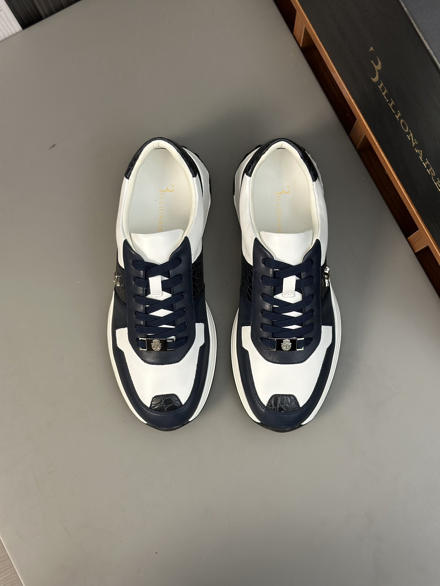 Famosa marca italiana de moda masculina de lujo Billionaire (Billionaire) hecha de piel de becerro a