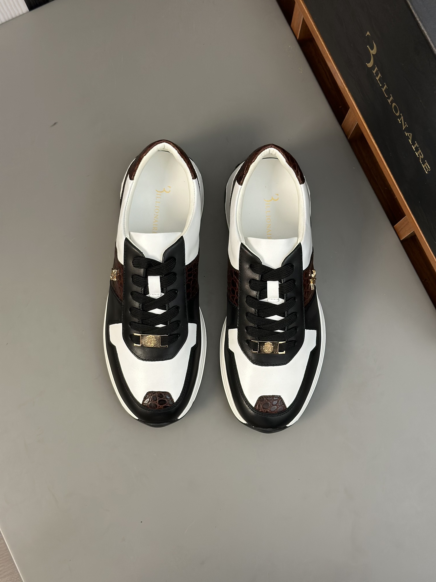 Famosa marca italiana de moda masculina de lujo Billionaire (Billionaire) hecha de piel de becerro a