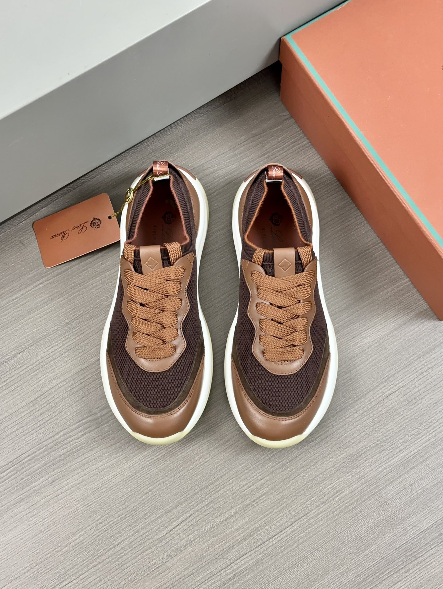 340LoroPiana LP Walk Wish Men's SneakerEl icónico LP se redefine con una perspectiva moderna, presen