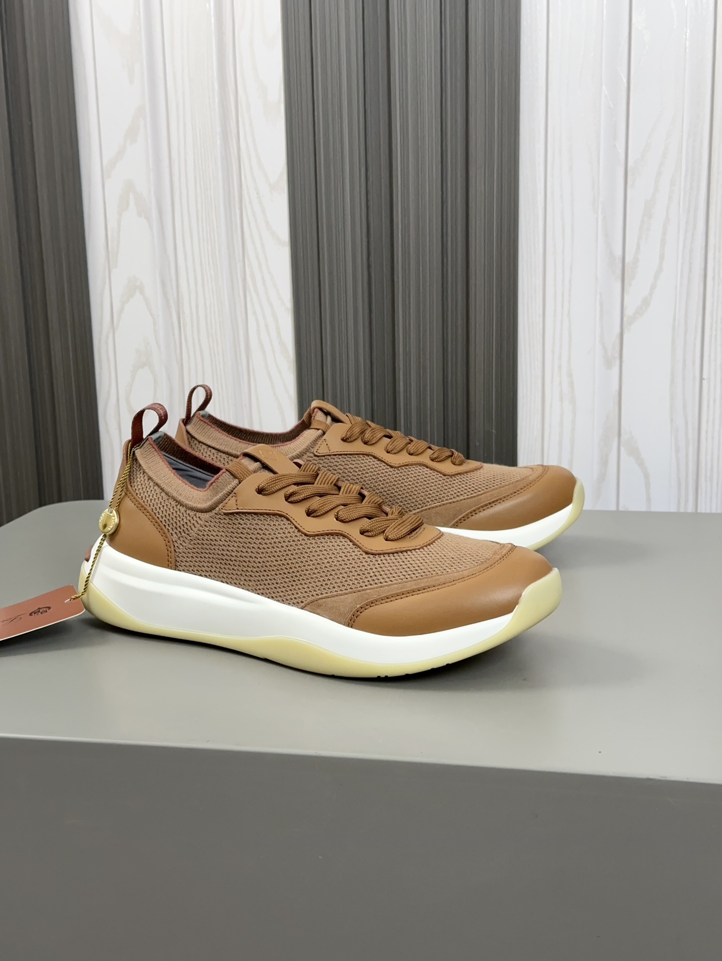 340LoroPiana LP Walk Wish Men's SneakerEl icónico LP se redefine con una perspectiva moderna, presen