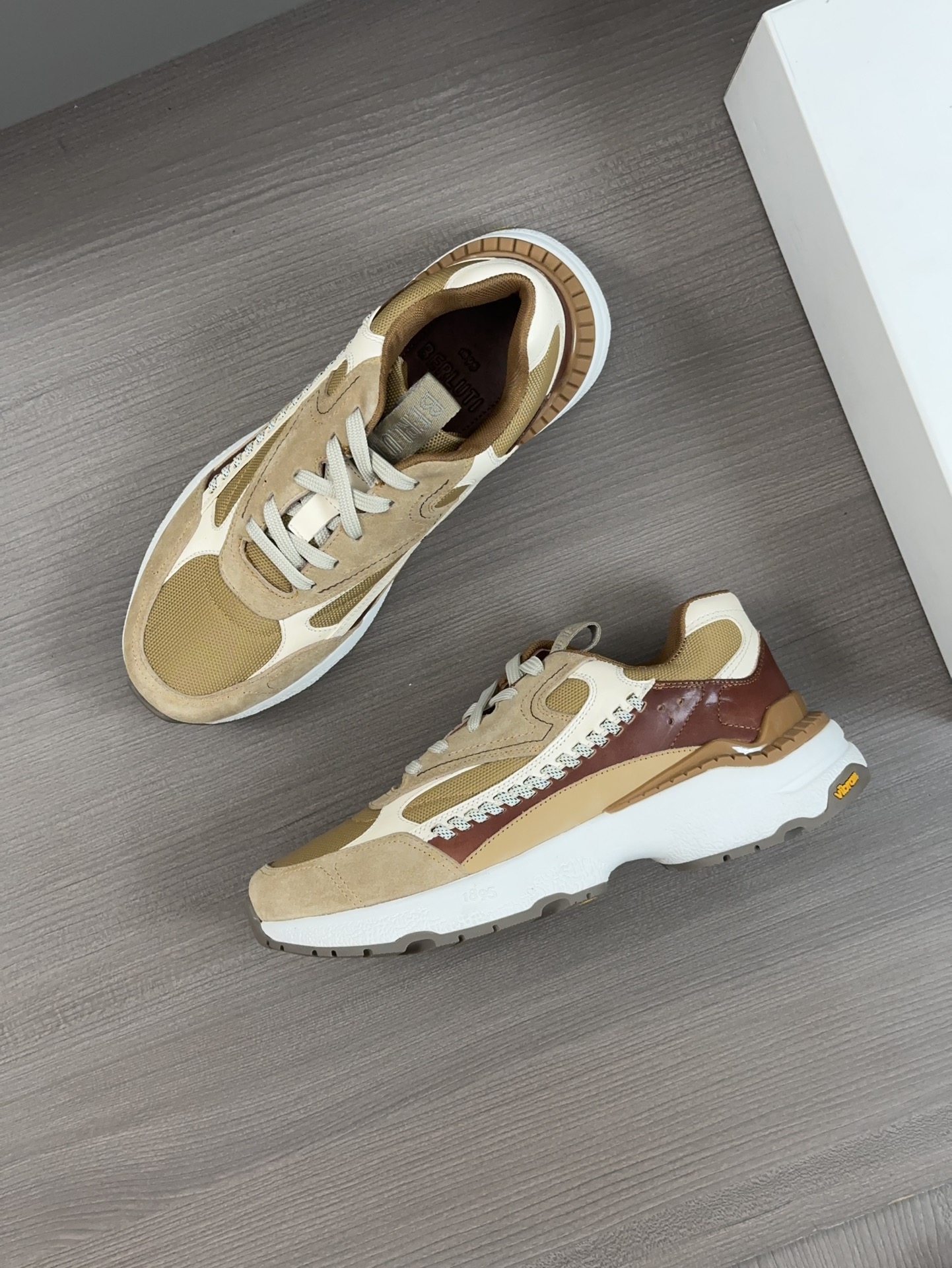 Berluti Skyrunning zapatillas de piel y nailonCosturas decorativas realizadas a manoDetalles de piel