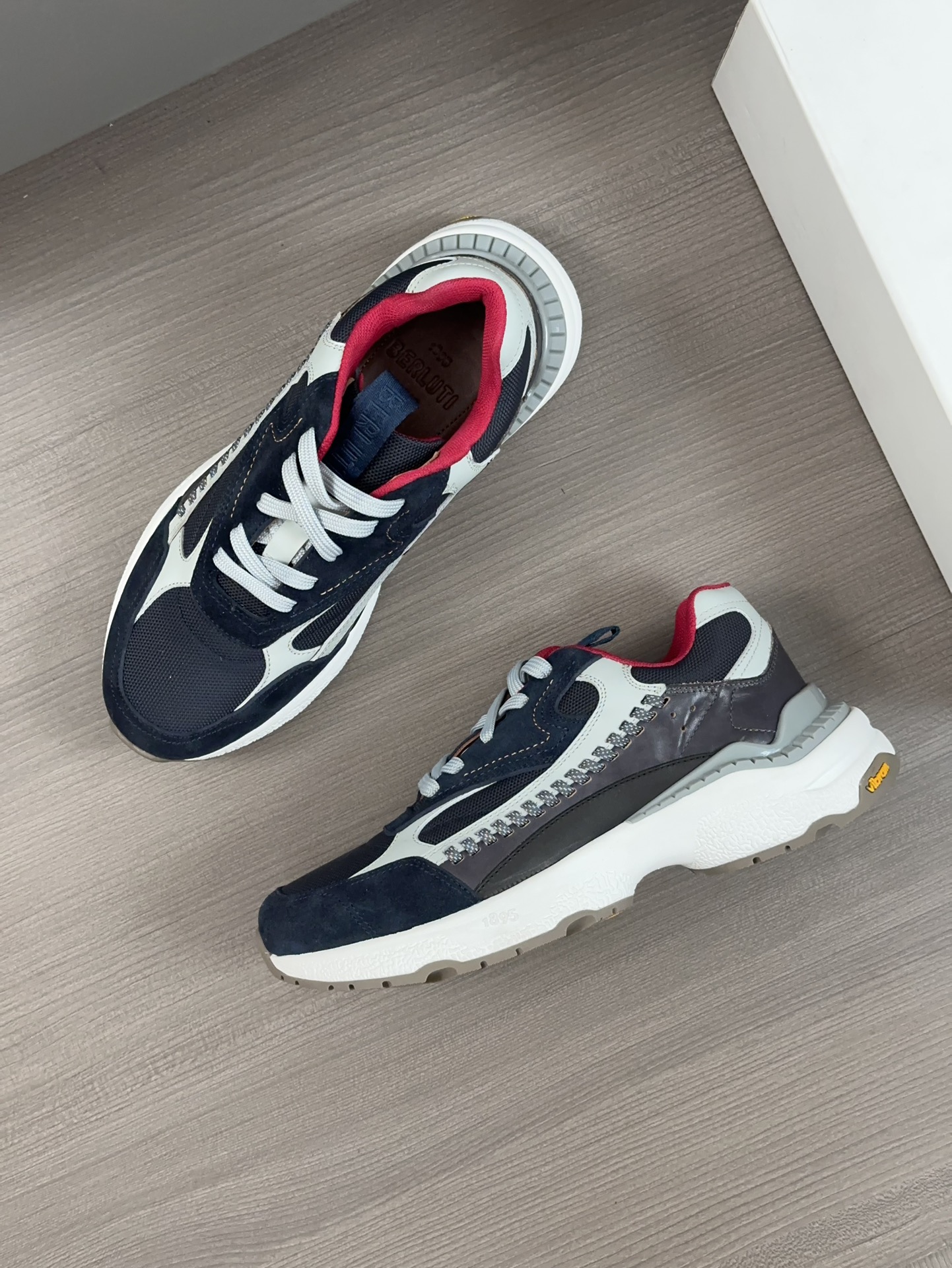 Berluti Skyrunning zapatillas de piel y nailonCosturas decorativas realizadas a manoDetalles de piel