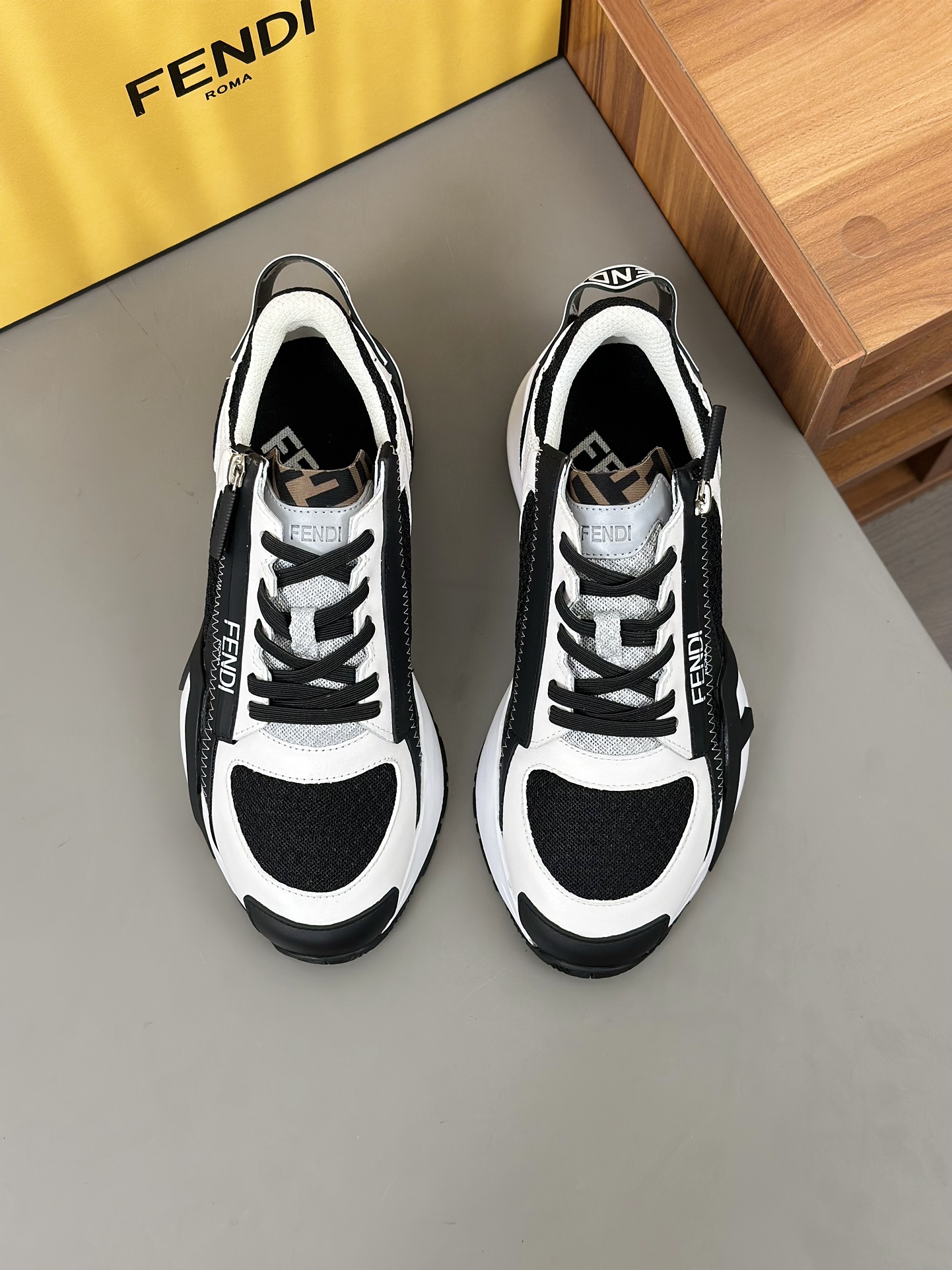 FEND* - Fendi. Zapatillas deportivas casuales Fendi Flow de hombre con tiras elásticas, cremallera l