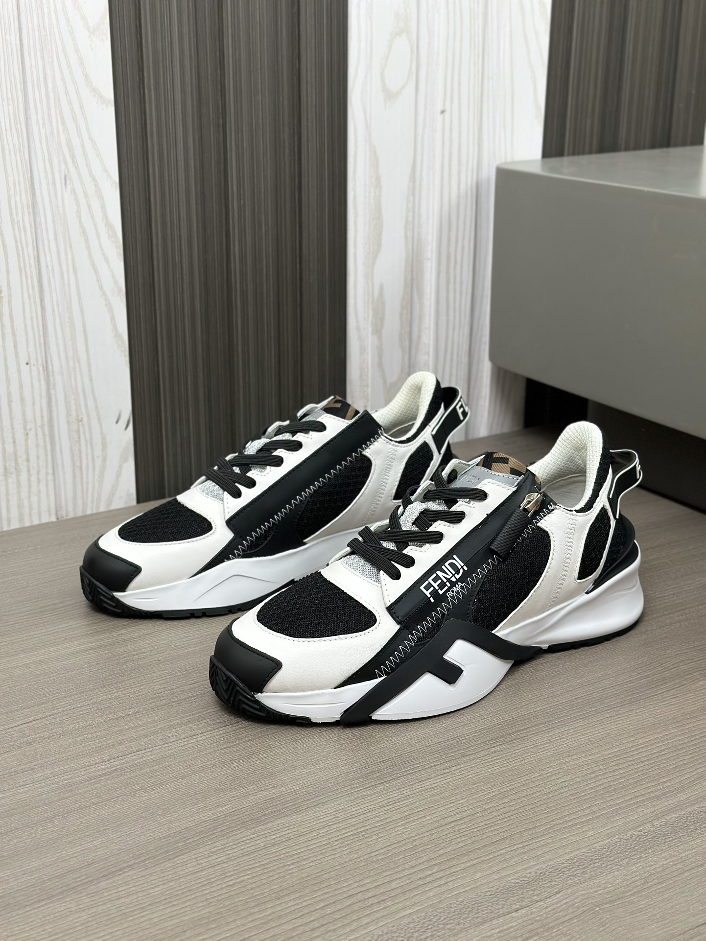 FEND* - Fendi. Zapatillas deportivas casuales Fendi Flow de hombre con tiras elásticas, cremallera l
