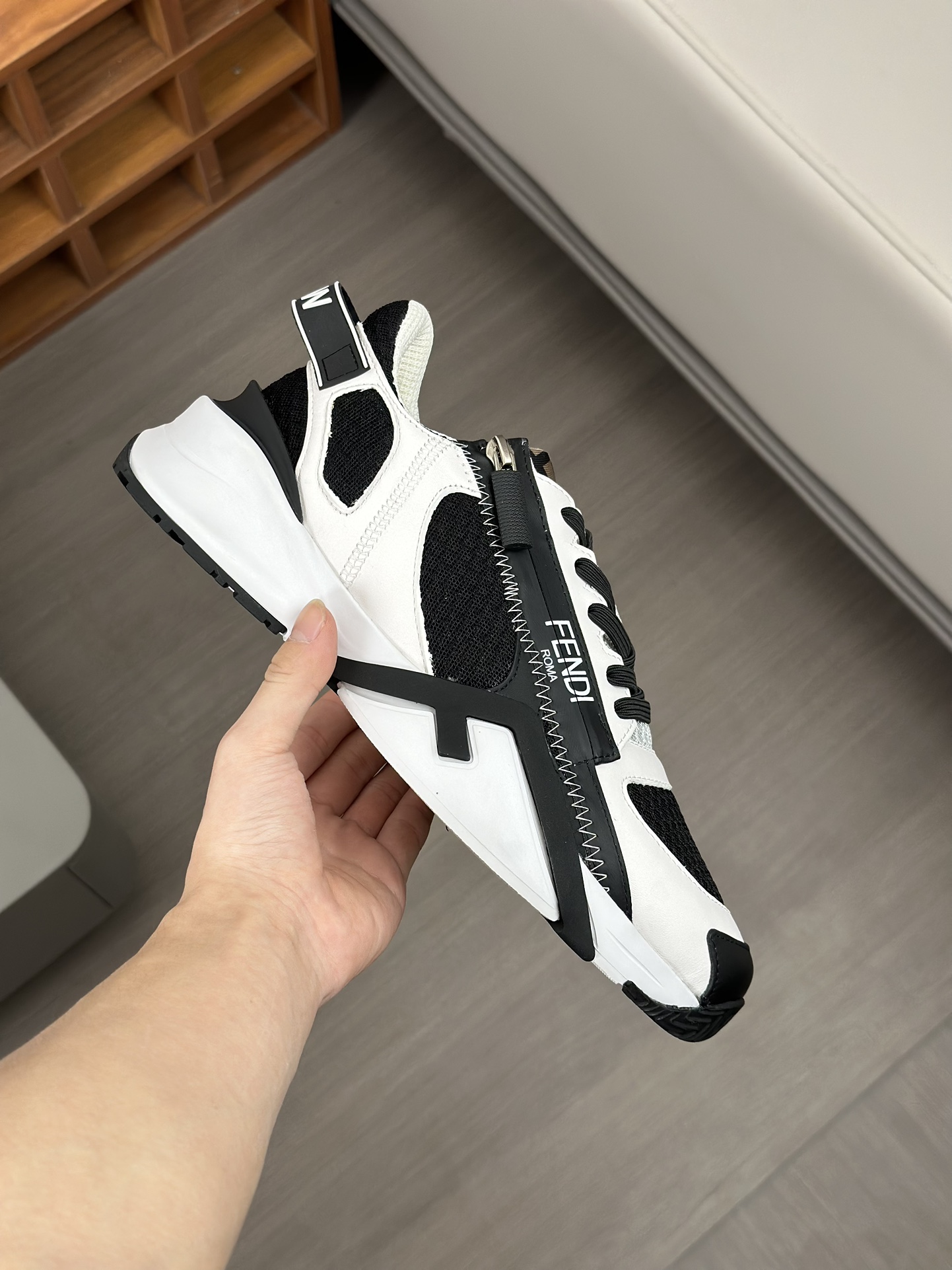 FEND* - Fendi. Zapatillas deportivas casuales Fendi Flow de hombre con tiras elásticas, cremallera l