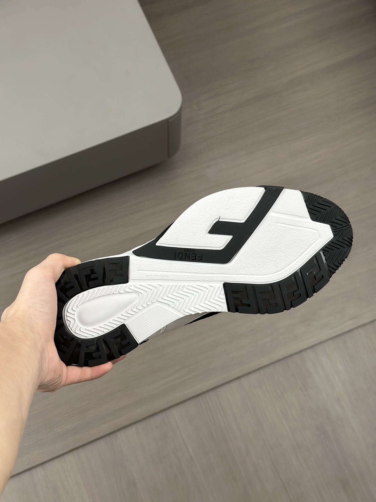 FEND* - Fendi. Zapatillas deportivas casuales Fendi Flow de hombre con tiras elásticas, cremallera l