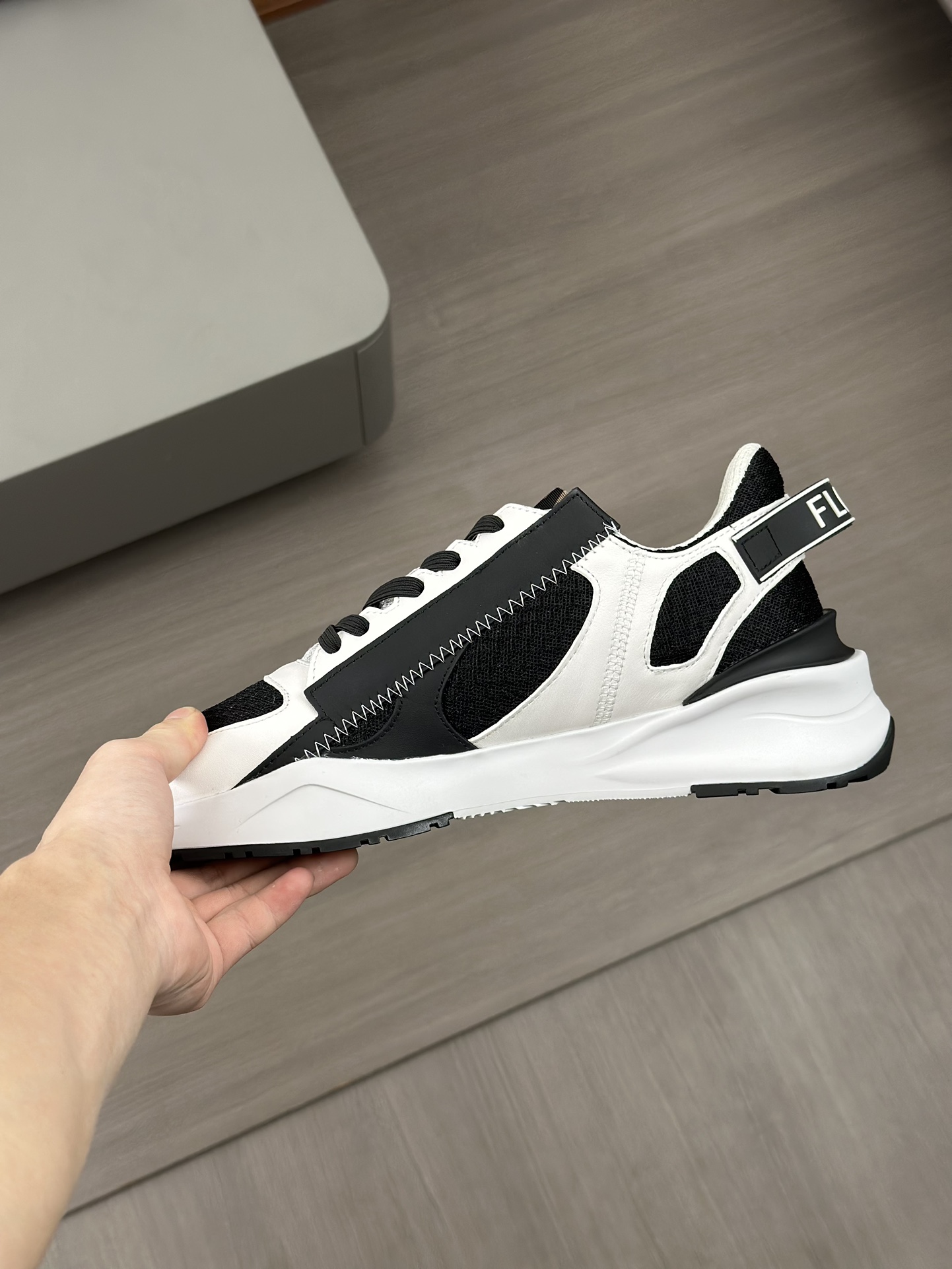 FEND* - Fendi. Zapatillas deportivas casuales Fendi Flow de hombre con tiras elásticas, cremallera l