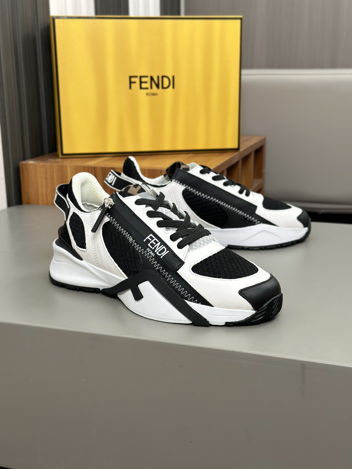 FEND* - Fendi. Zapatillas deportivas casuales Fendi Flow de hombre con tiras elásticas, cremallera l