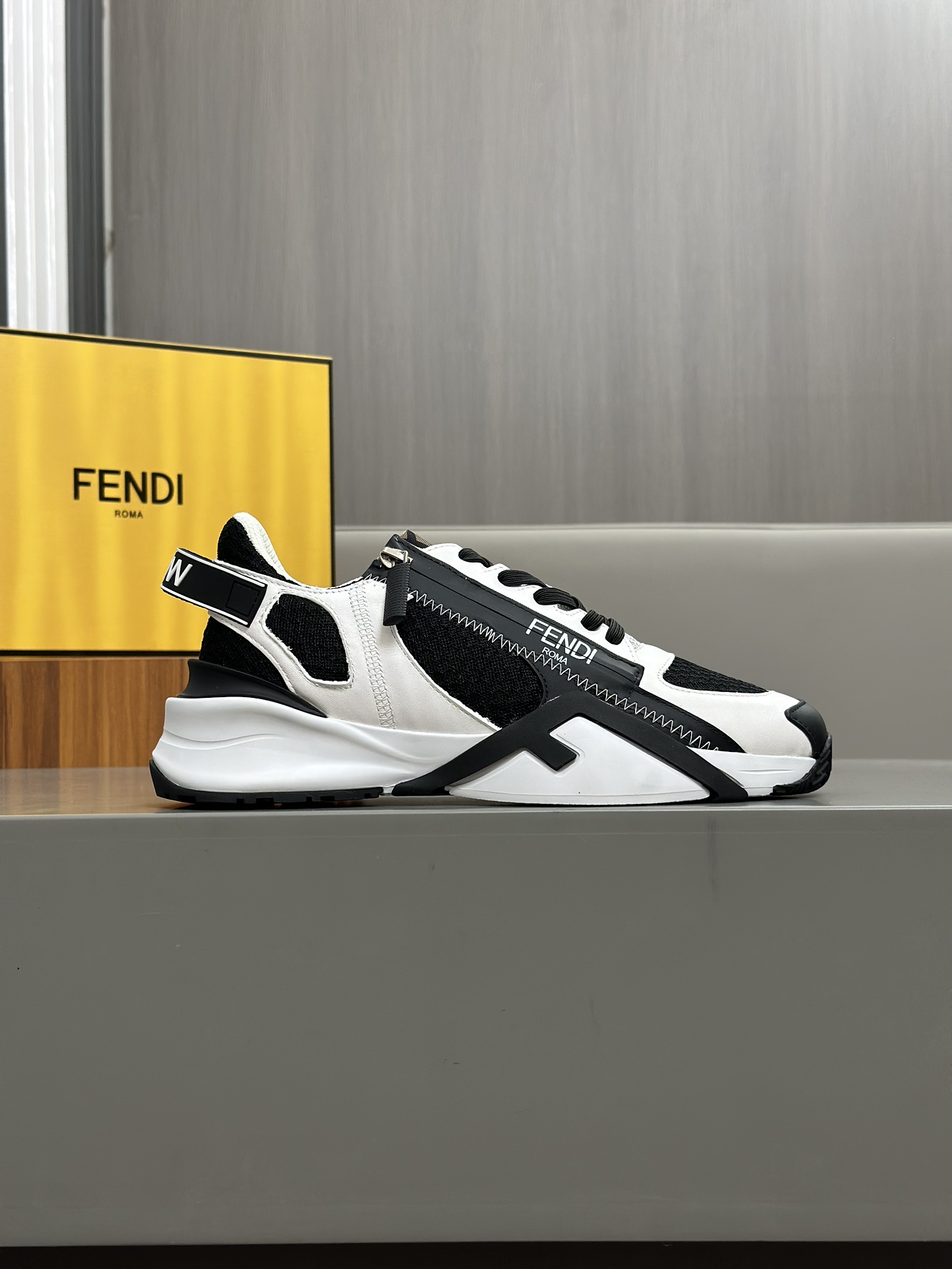 FEND* - Fendi. Zapatillas deportivas casuales Fendi Flow de hombre con tiras elásticas, cremallera l