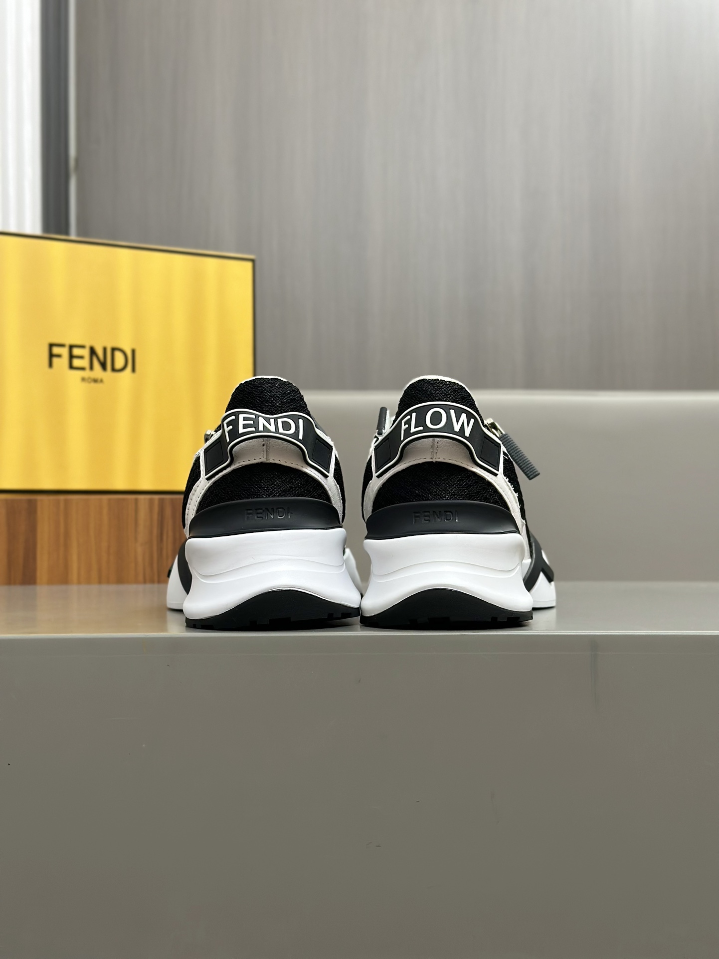 FEND* - Fendi. Zapatillas deportivas casuales Fendi Flow de hombre con tiras elásticas, cremallera l