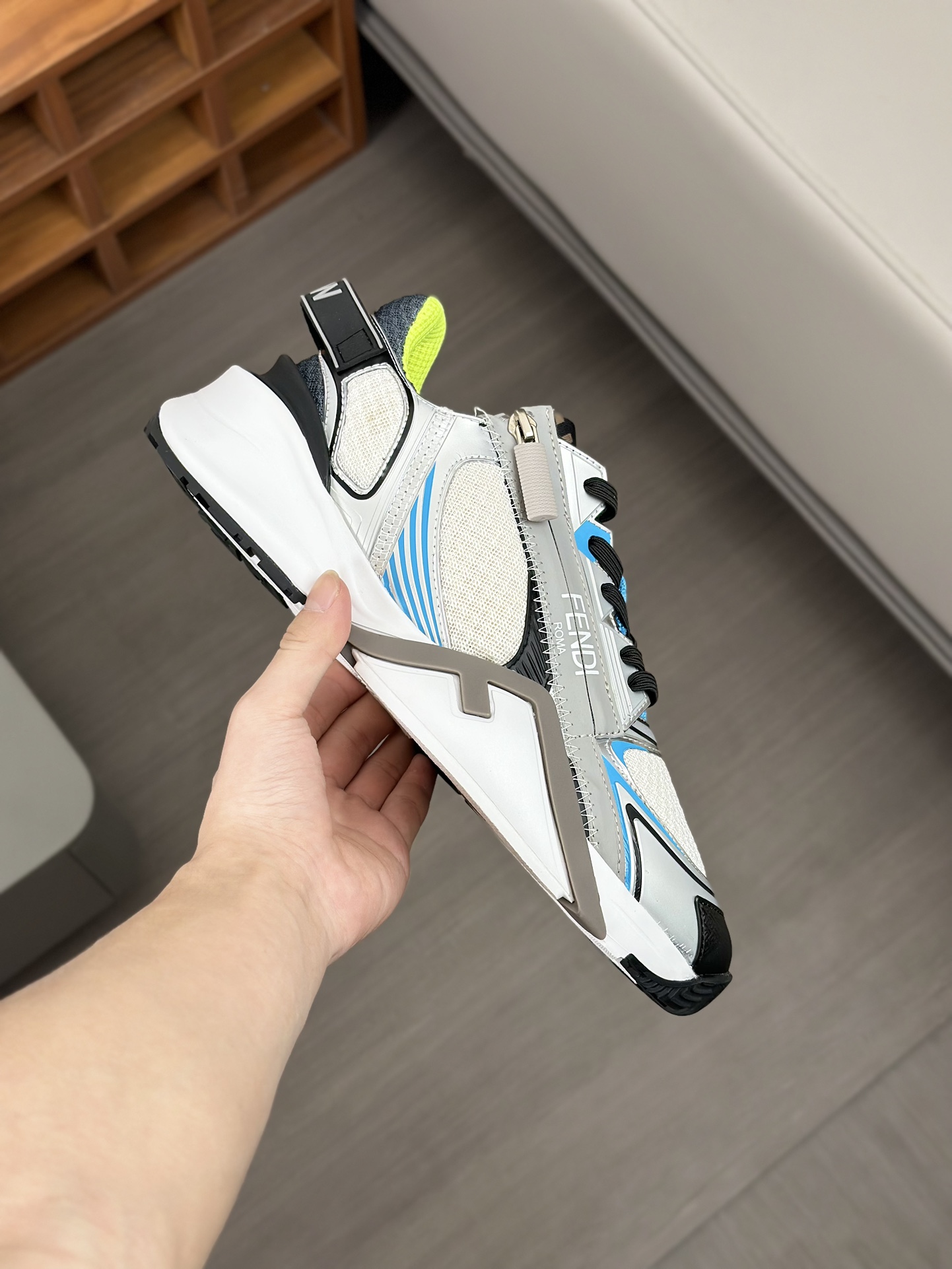 FEND* - Fendi. Zapatillas deportivas casuales Fendi Flow de hombre con tiras elásticas, cremallera l