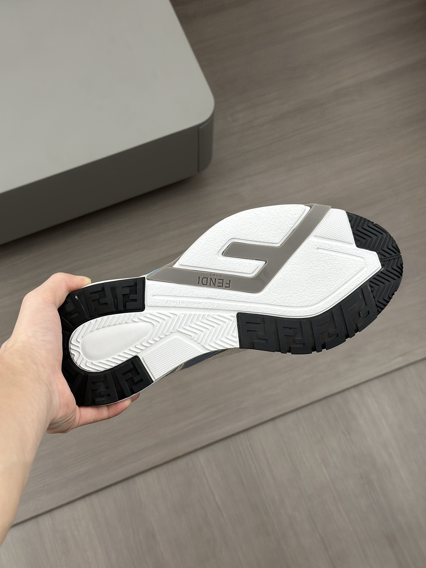 FEND* - Fendi. Zapatillas deportivas casuales Fendi Flow de hombre con tiras elásticas, cremallera l