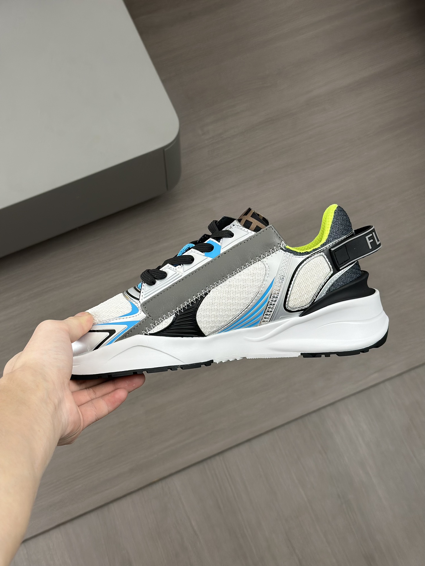 FEND* - Fendi. Zapatillas deportivas casuales Fendi Flow de hombre con tiras elásticas, cremallera l