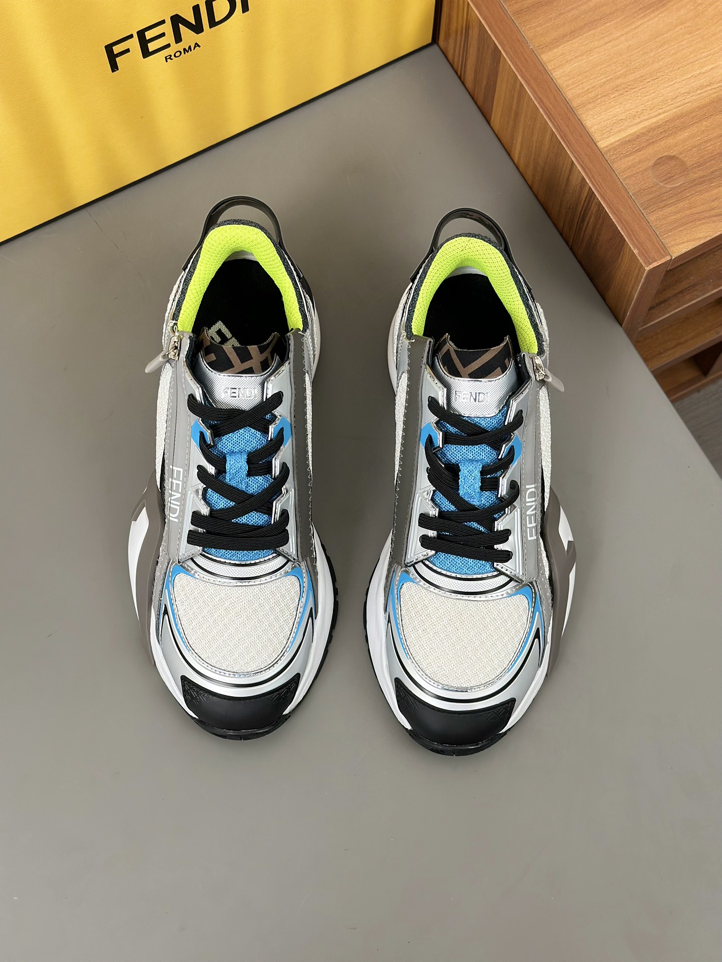 FEND* - Fendi. Zapatillas deportivas casuales Fendi Flow de hombre con tiras elásticas, cremallera l