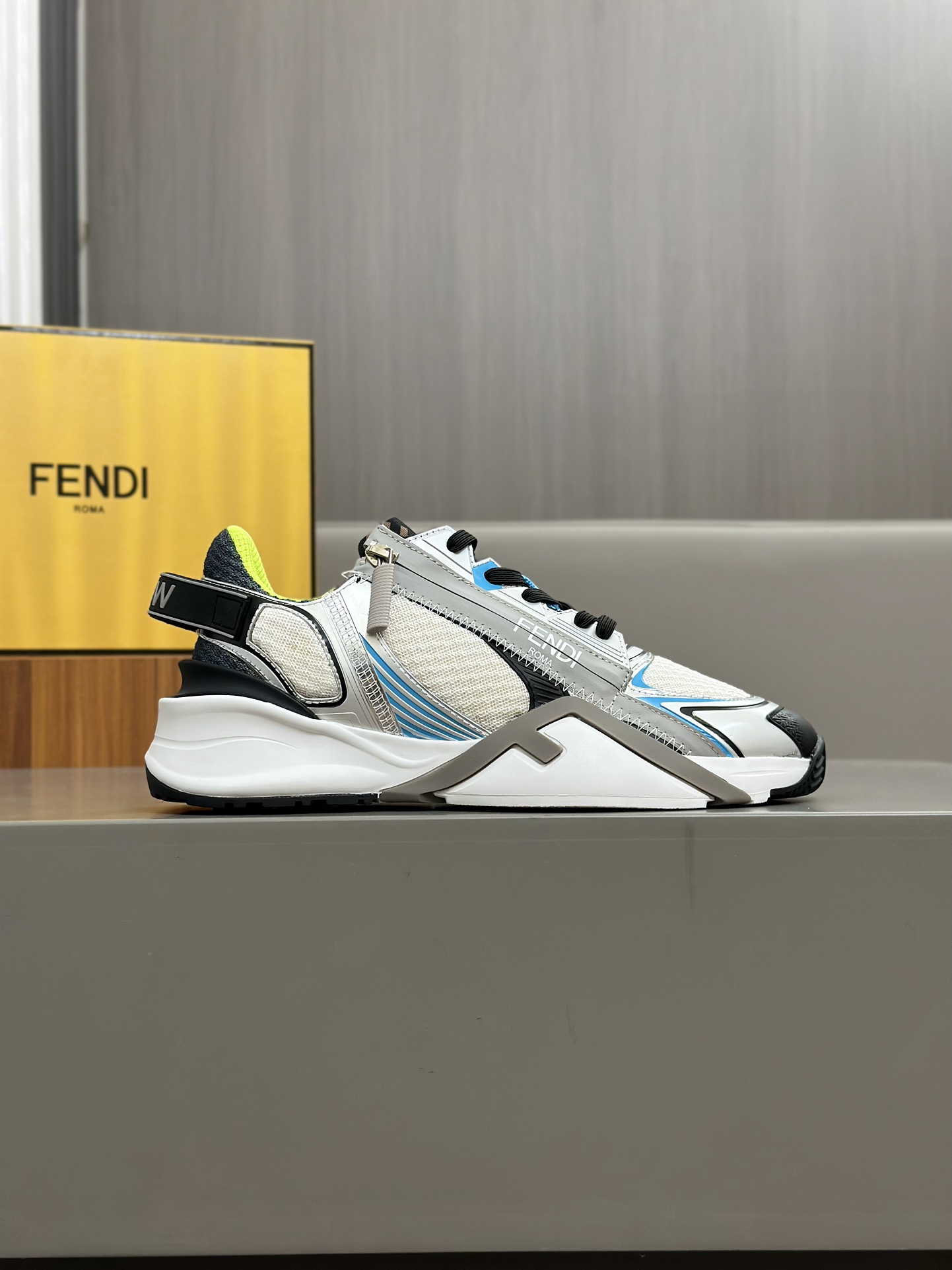 FEND* - Fendi. Zapatillas deportivas casuales Fendi Flow de hombre con tiras elásticas, cremallera l
