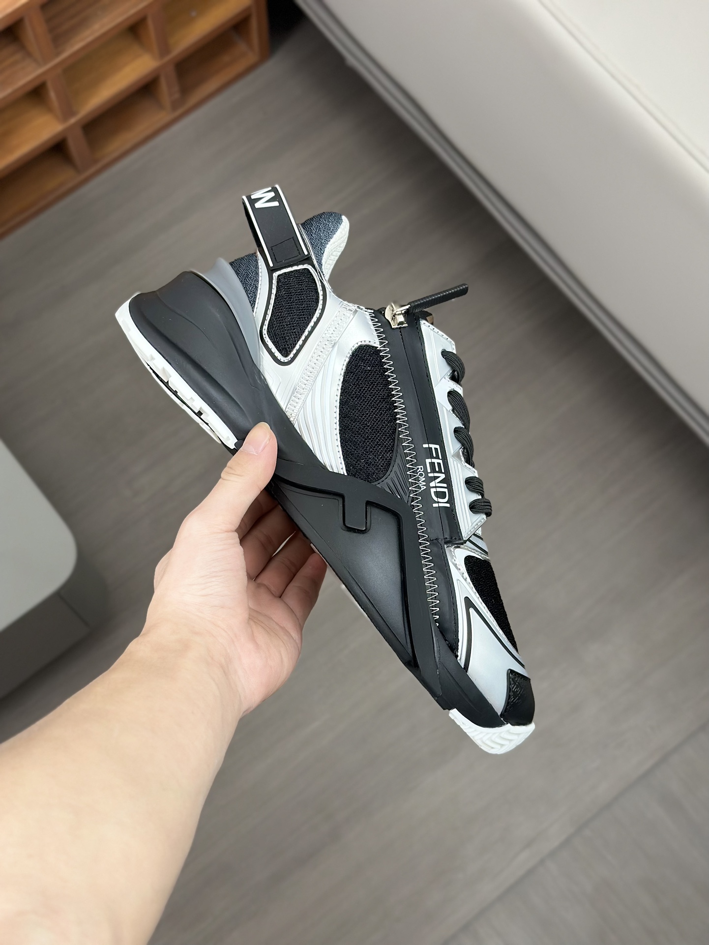 FEND* - Fendi. Zapatillas deportivas casuales Fendi Flow de hombre con tiras elásticas, cremallera l