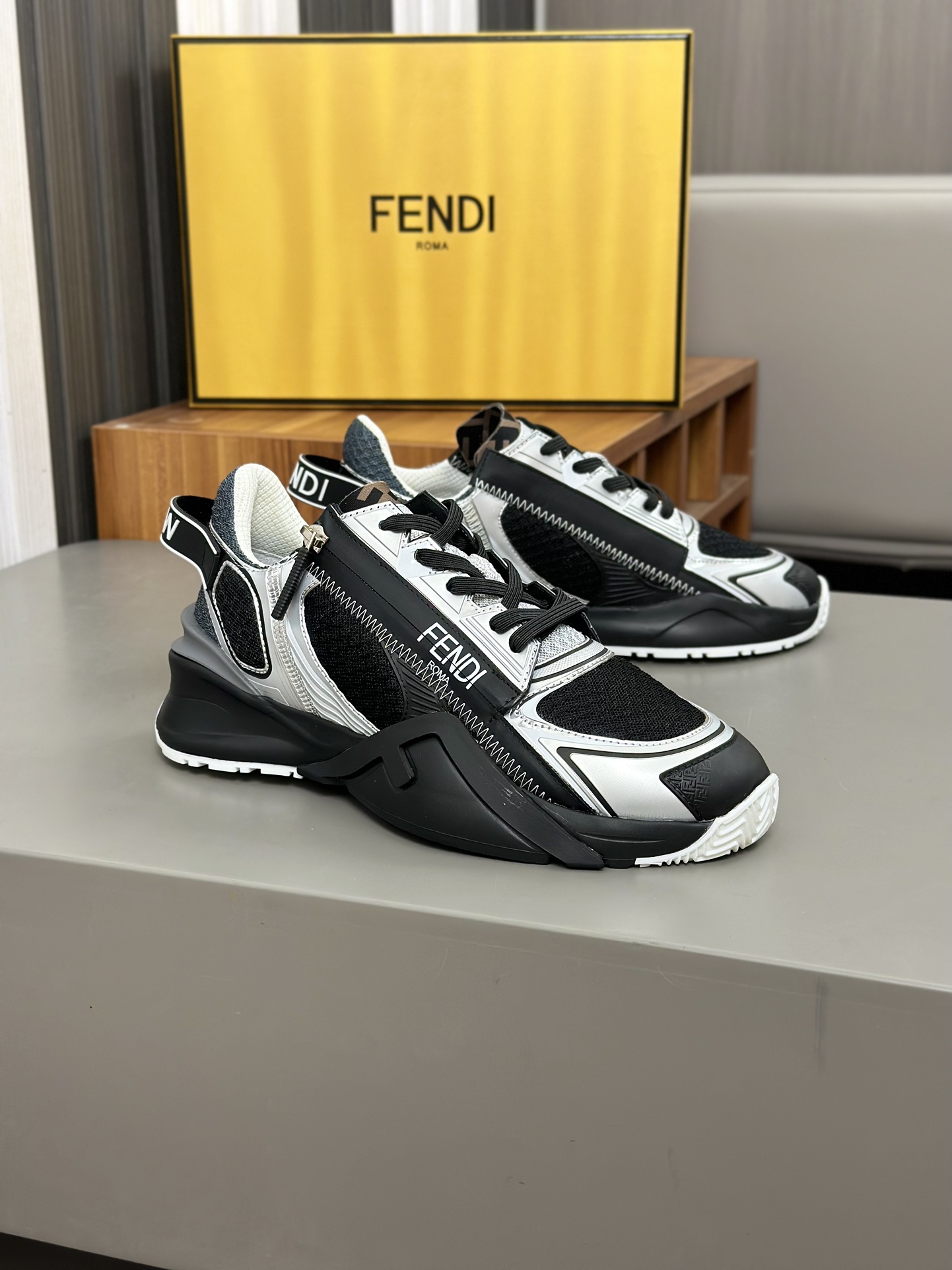 FEND* - Fendi. Zapatillas deportivas casuales Fendi Flow de hombre con tiras elásticas, cremallera l
