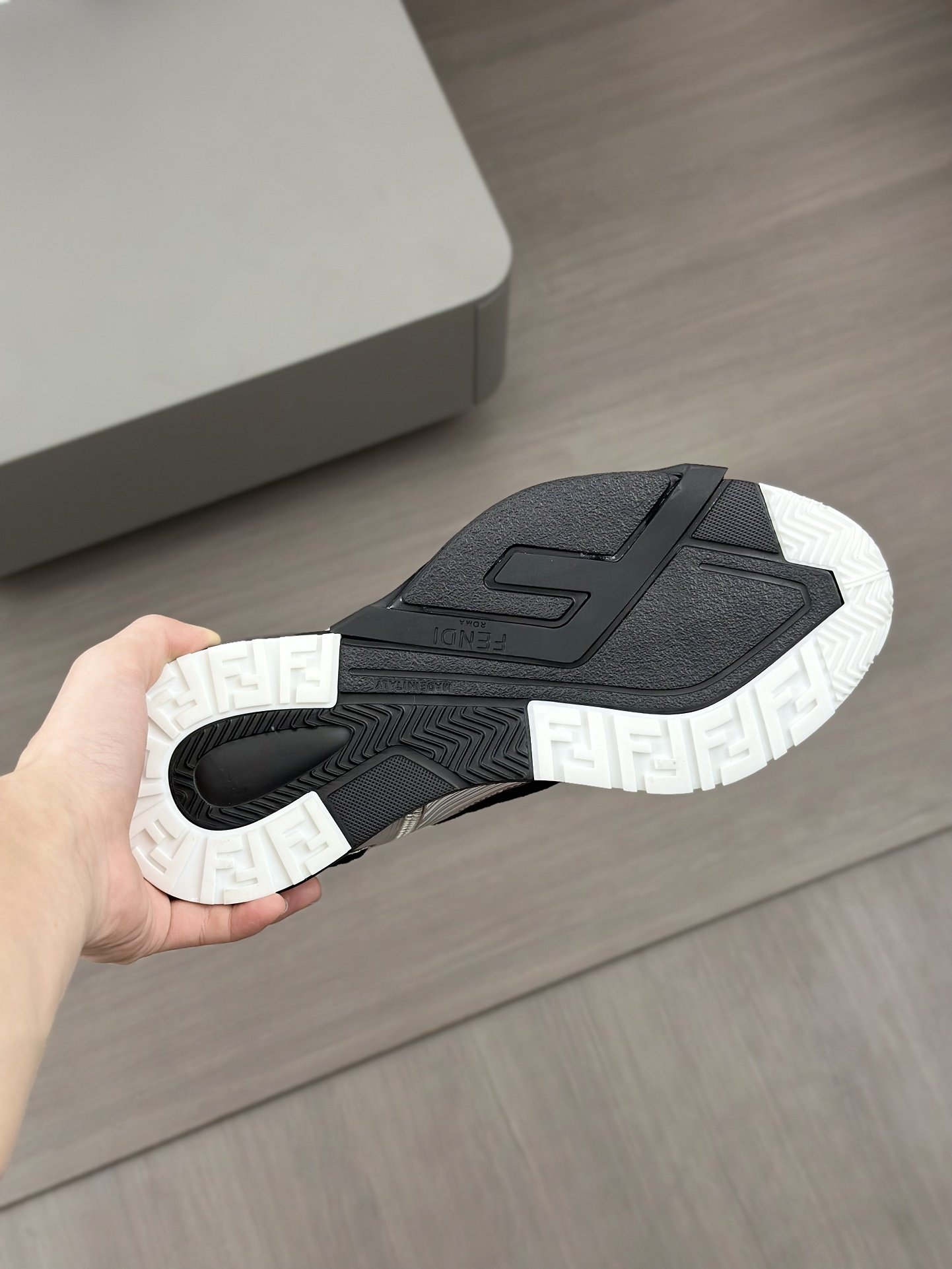 FEND* - Fendi. Zapatillas deportivas casuales Fendi Flow de hombre con tiras elásticas, cremallera l