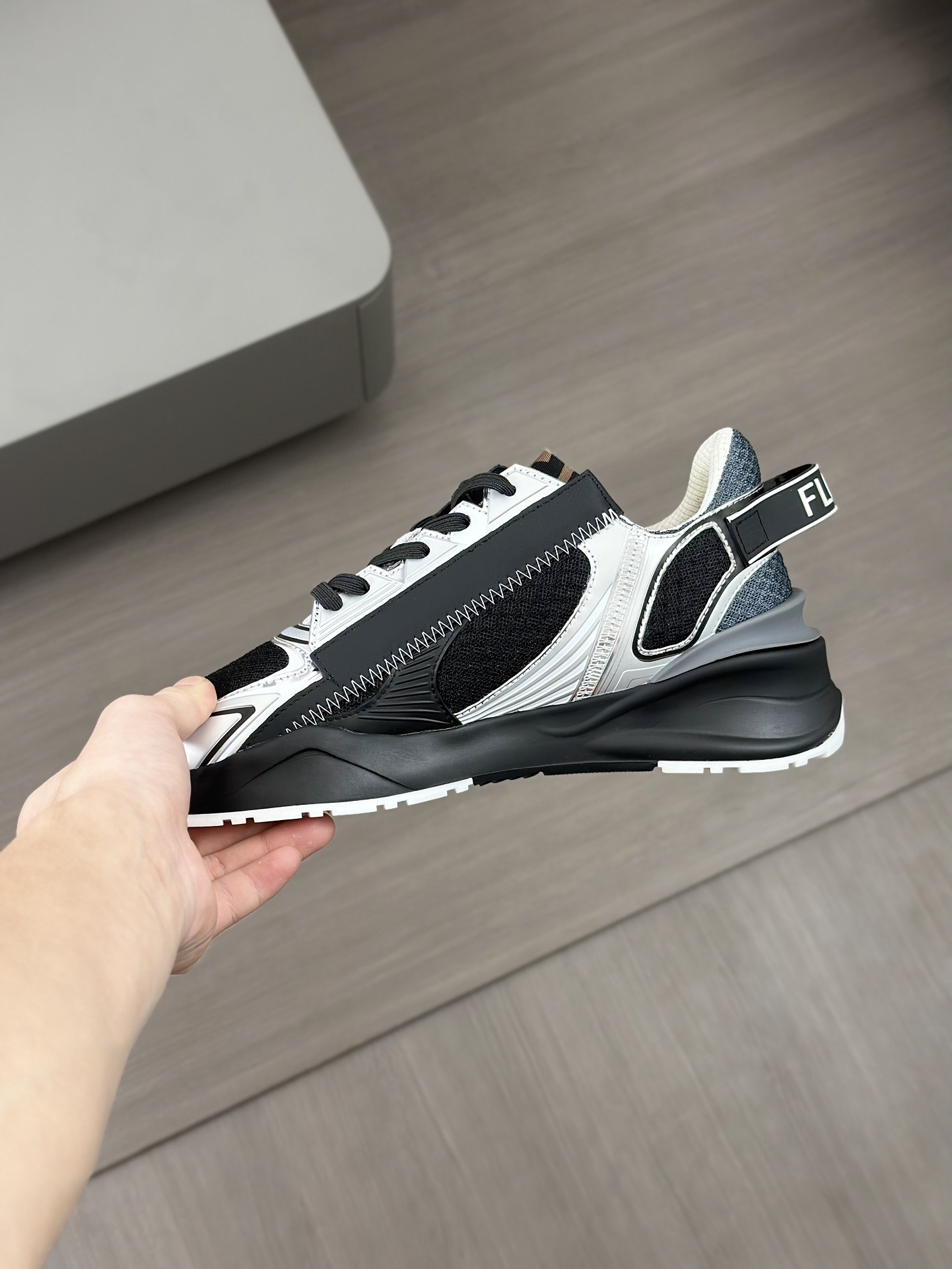 FEND* - Fendi. Zapatillas deportivas casuales Fendi Flow de hombre con tiras elásticas, cremallera l