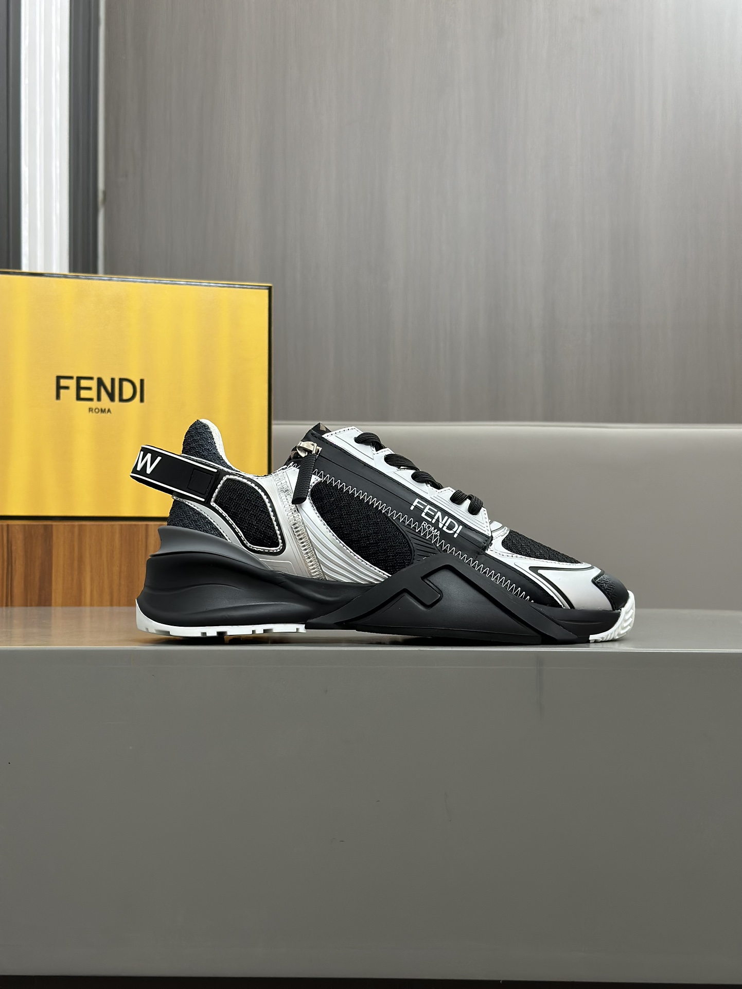 FEND* - Fendi. Zapatillas deportivas casuales Fendi Flow de hombre con tiras elásticas, cremallera l