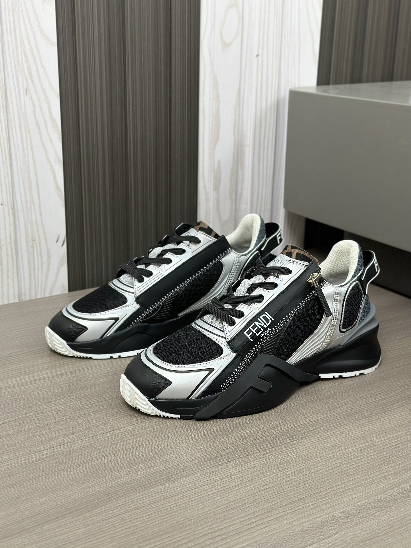 FEND* - Fendi. Zapatillas deportivas casuales Fendi Flow de hombre con tiras elásticas, cremallera l
