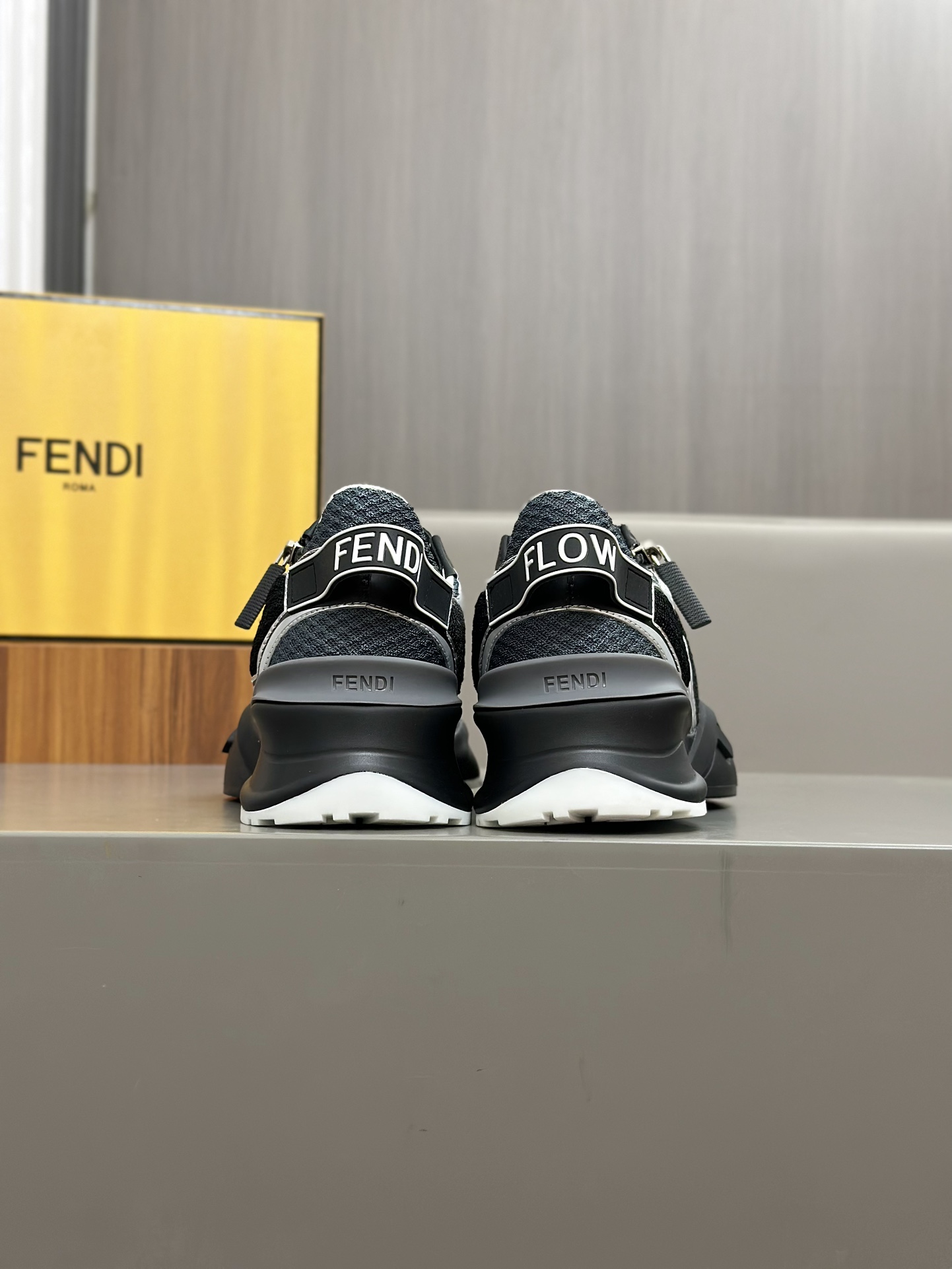 FEND* - Fendi. Zapatillas deportivas casuales Fendi Flow de hombre con tiras elásticas, cremallera l