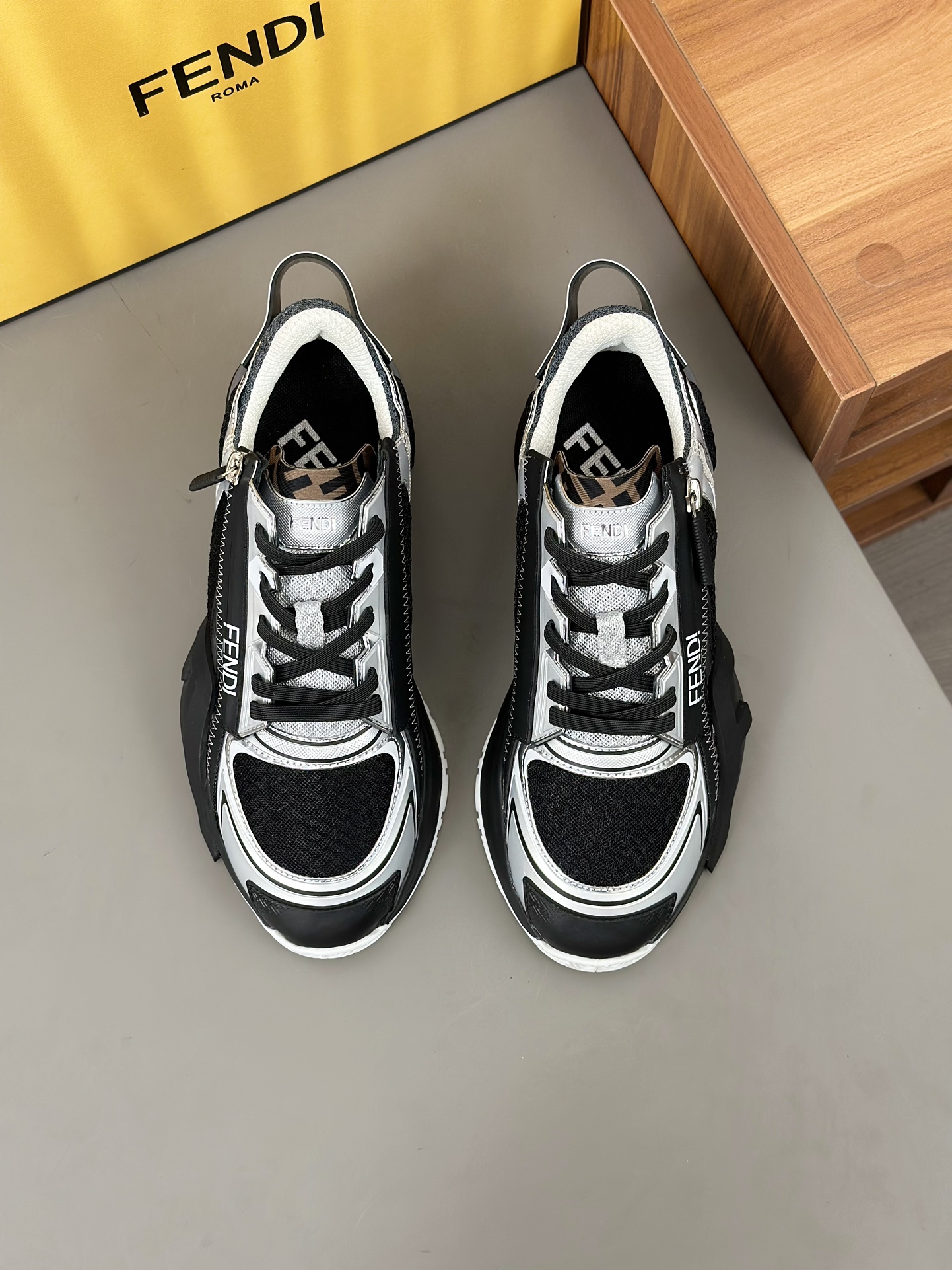 FEND* - Fendi. Zapatillas deportivas casuales Fendi Flow de hombre con tiras elásticas, cremallera l