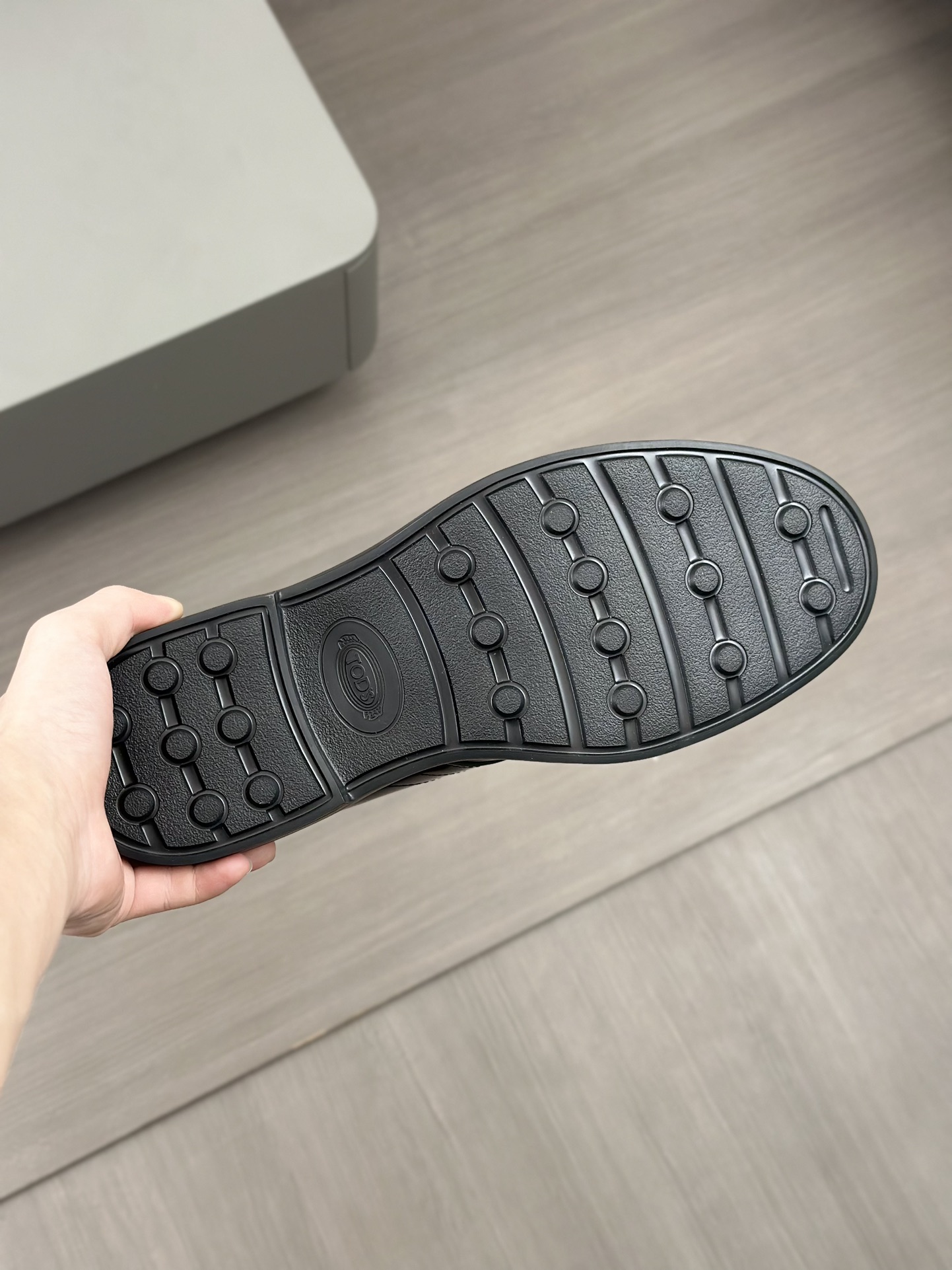 Tods Botas de piel de vaca para hombre en color nudeEsta bota en color nude está fabricada en piel d