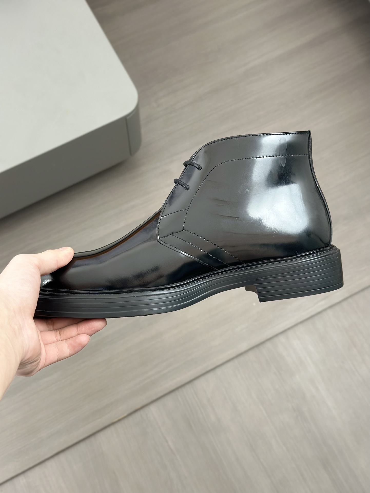 Tods Botas de piel de vaca para hombre en color nudeEsta bota en color nude está fabricada en piel d