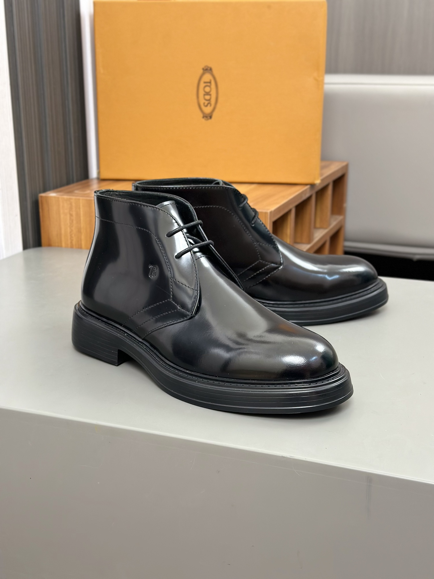 Tods Botas de piel de vaca para hombre en color nudeEsta bota en color nude está fabricada en piel d