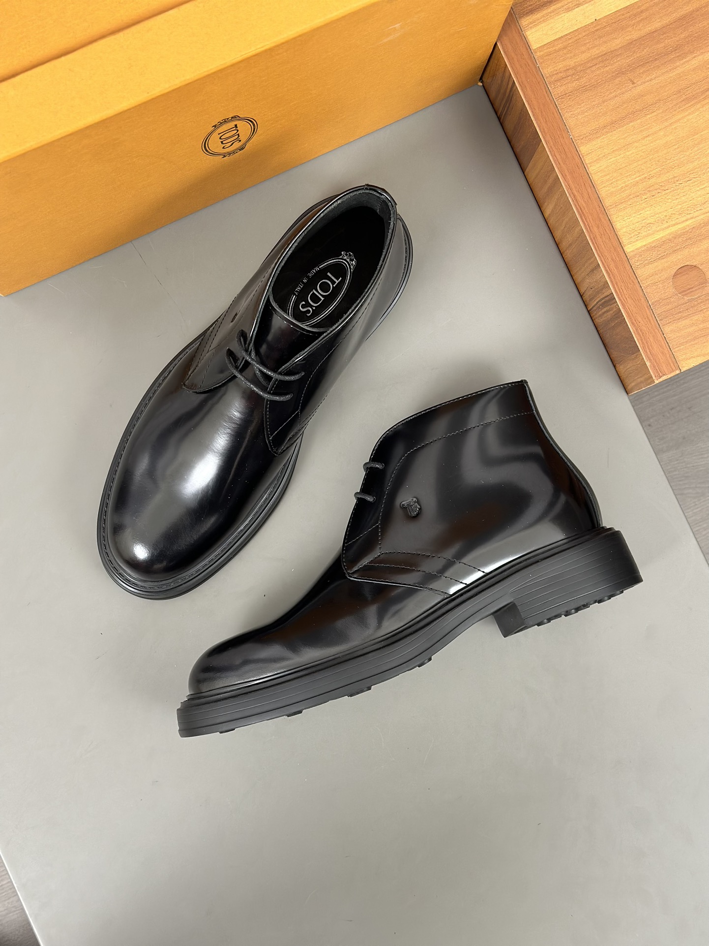 Tods Botas de piel de vaca para hombre en color nudeEsta bota en color nude está fabricada en piel d