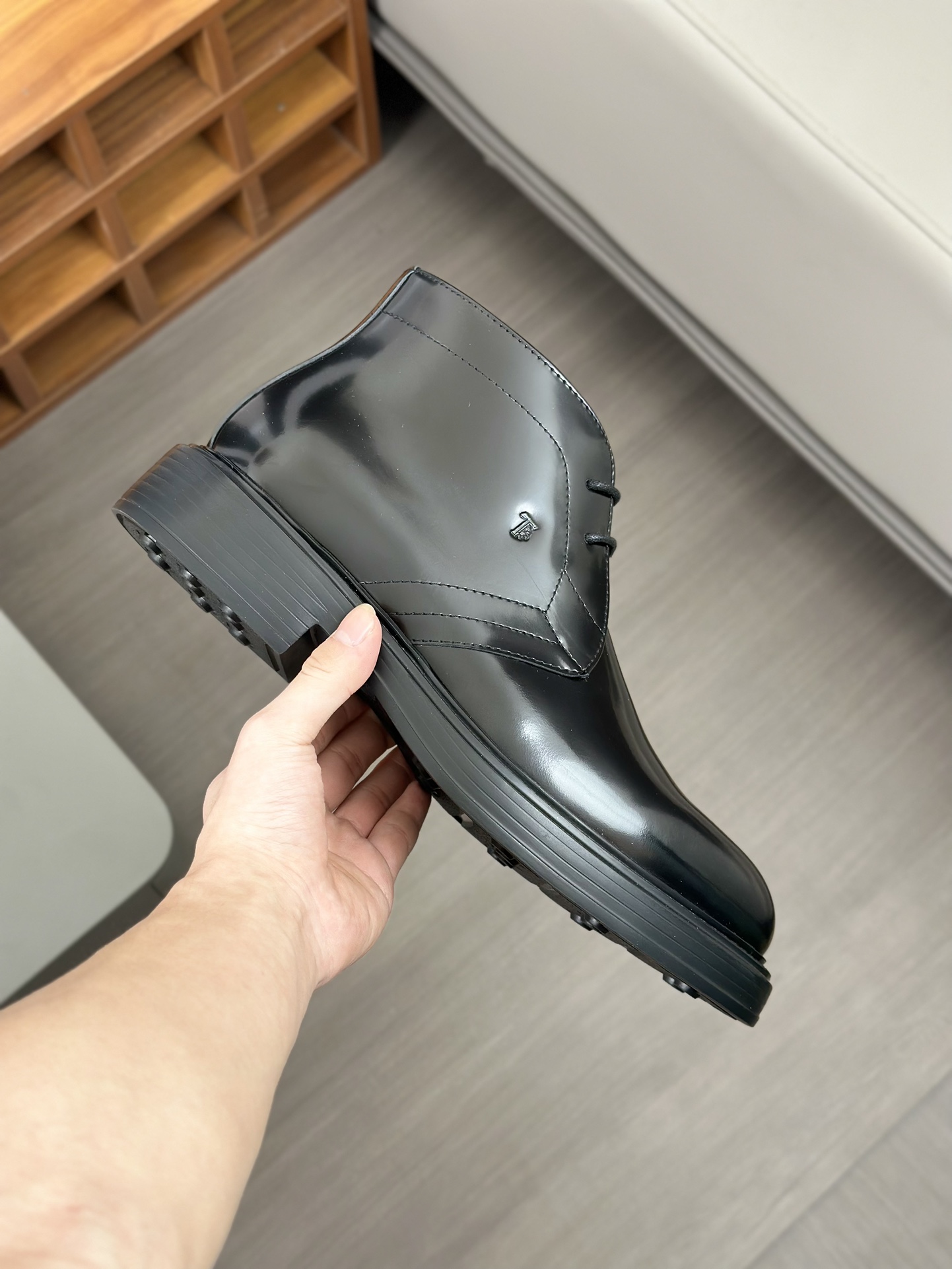Tods Botas de piel de vaca para hombre en color nudeEsta bota en color nude está fabricada en piel d