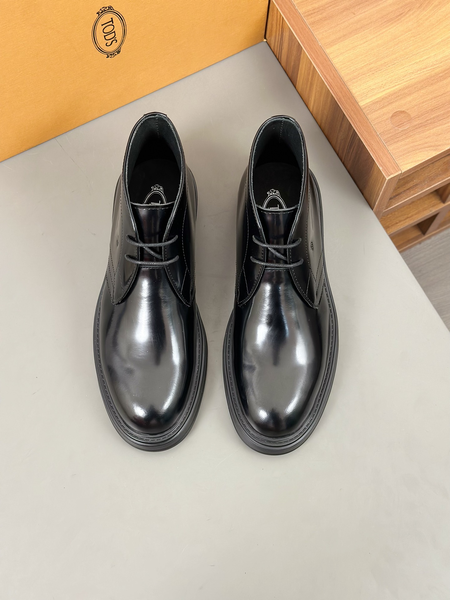 Tods Botas de piel de vaca para hombre en color nudeEsta bota en color nude está fabricada en piel d