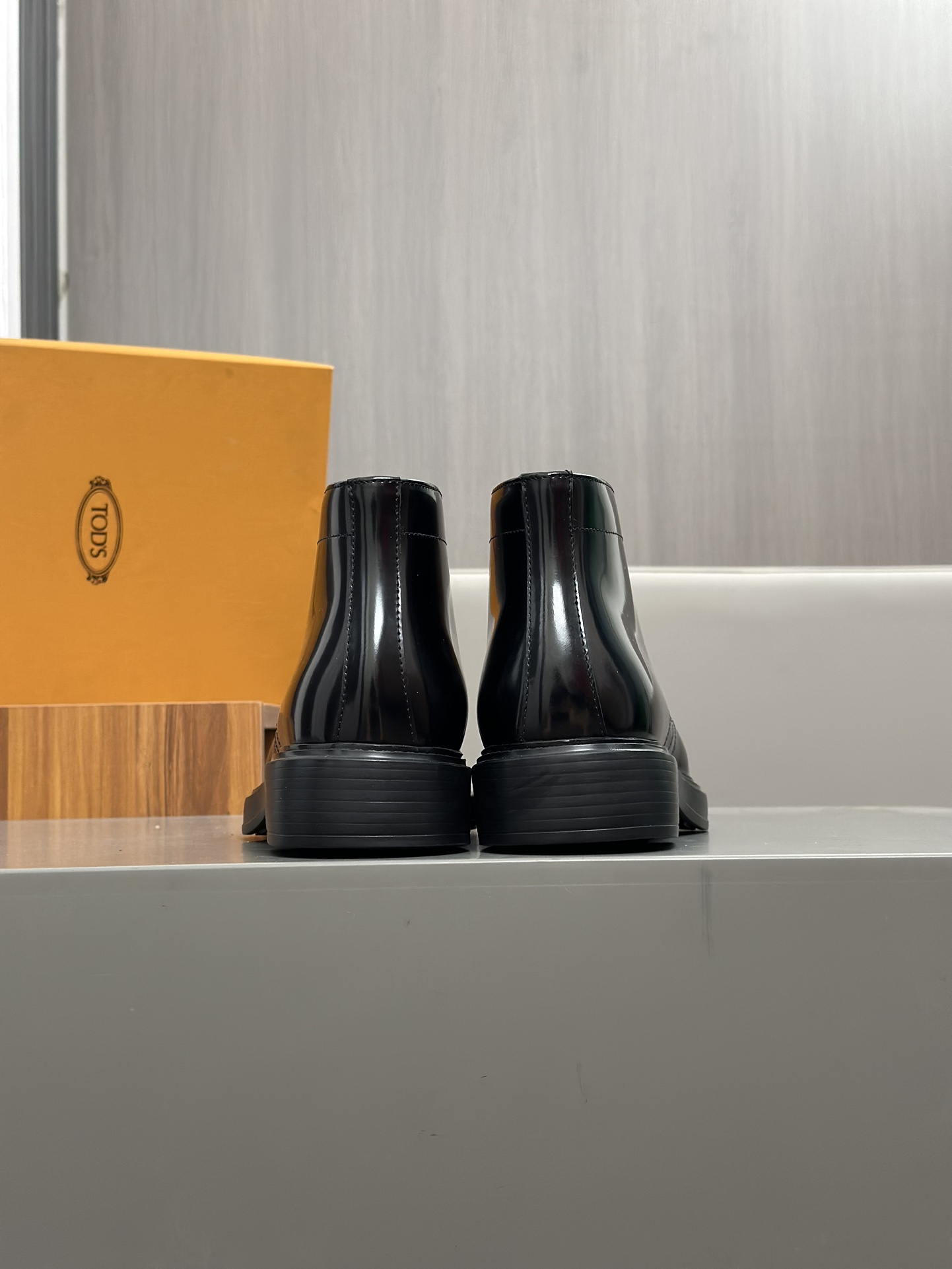 Tods Botas de piel de vaca para hombre en color nudeEsta bota en color nude está fabricada en piel d