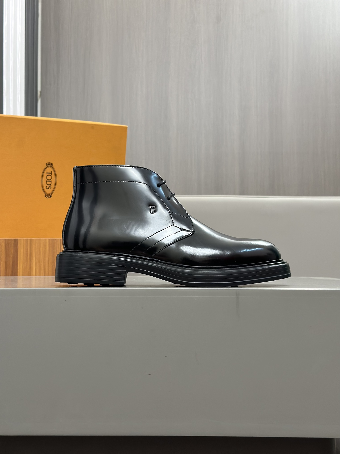 Tods Botas de piel de vaca para hombre en color nudeEsta bota en color nude está fabricada en piel d
